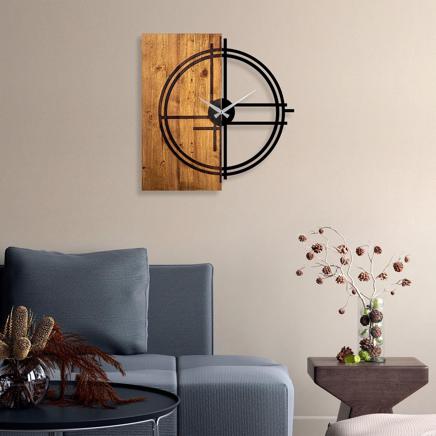 Verleihen Sie Ihrem Wohnraum mit der Wooden Clock 38 in Lichtwalnuss Schwarz von Wallity einen stilvollen Akzent. Diese elegante Wanduhr aus 100% Holz vereint modernes Design und Langlebigkeit.