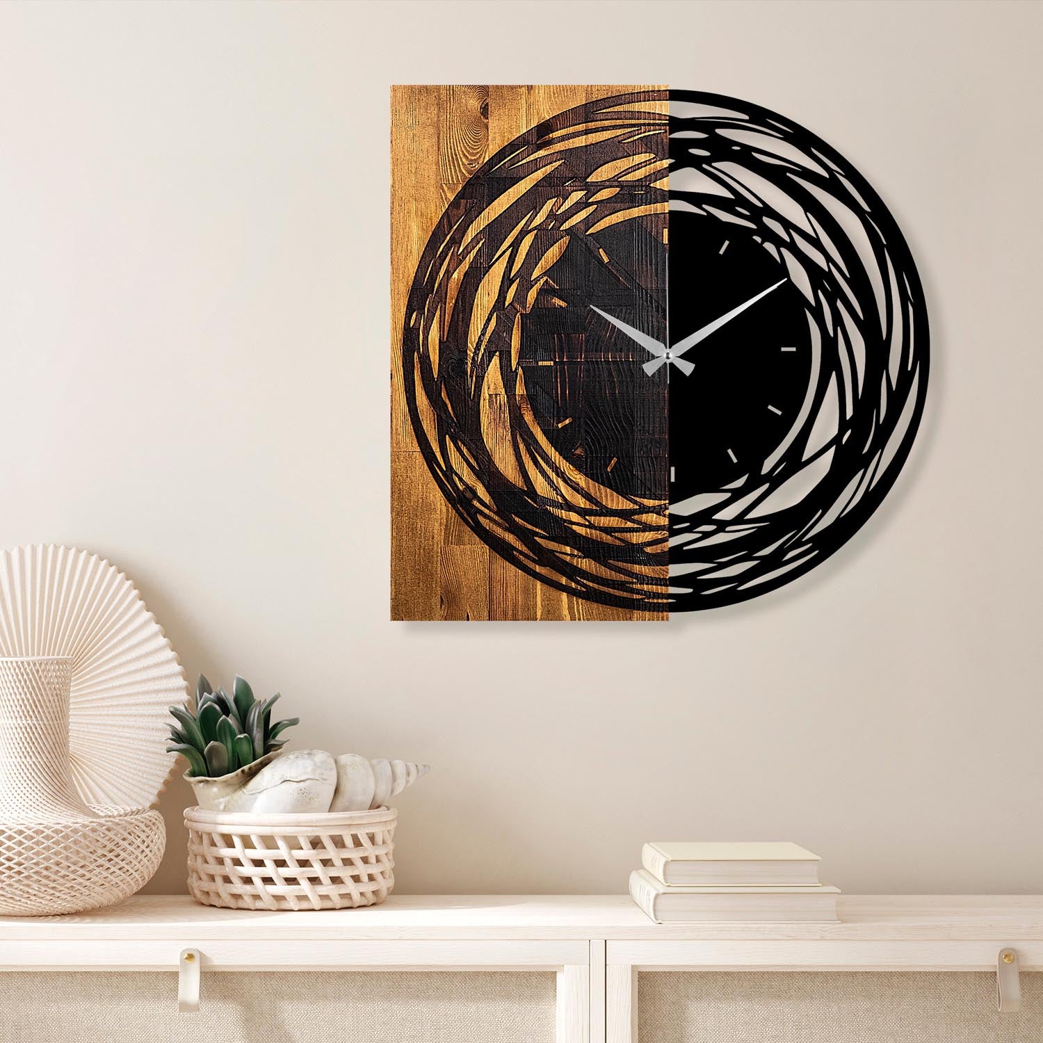 Entdecken Sie die elegante Wooden Clock 39 in Lichtwalnuss Schwarz von Wallity – ein zeitloses Kunstwerk für Ihr Zuhause, das Stil und Funktionalität vereint.
