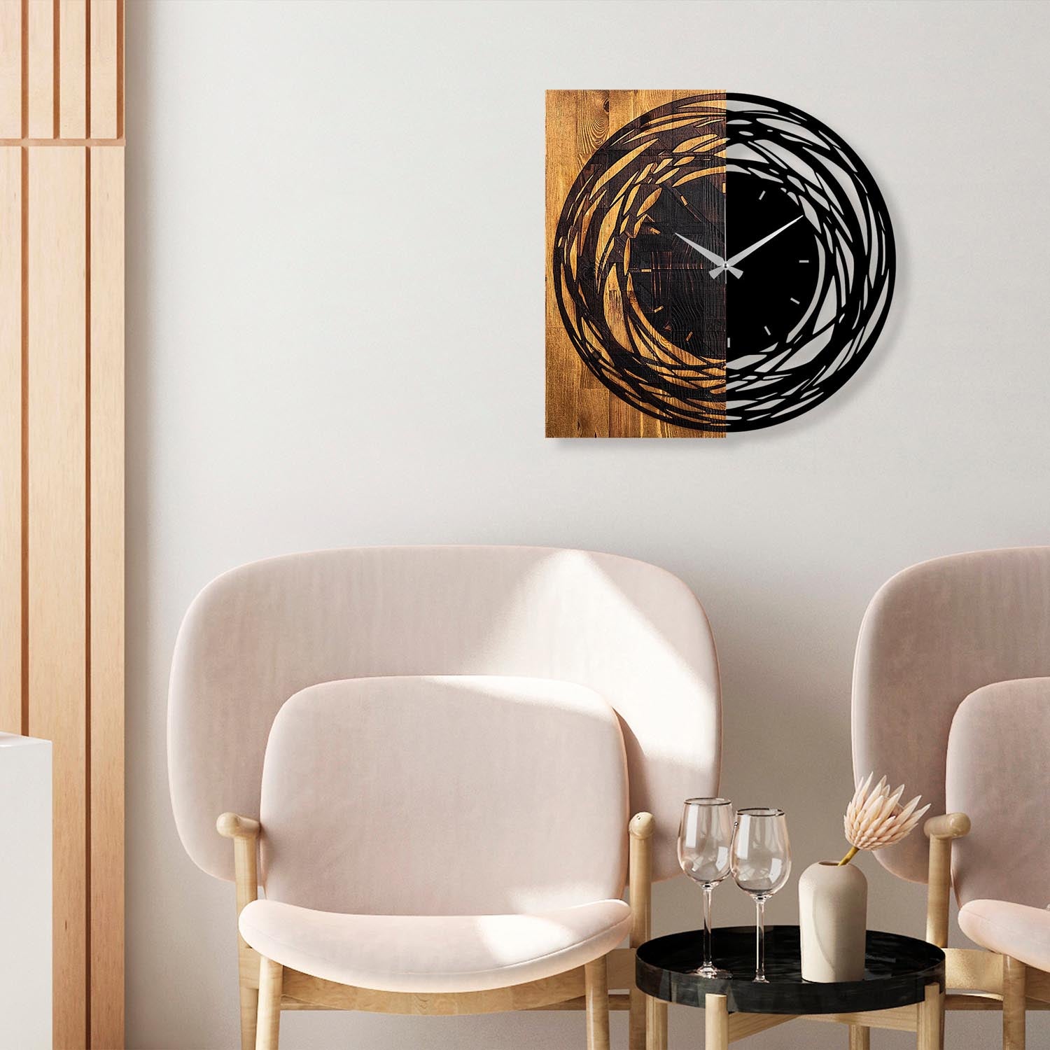 Verleihen Sie Ihrem Raum mit der Wooden Clock 39 in Lichtwalnuss Schwarz von Wallity einen Hauch von Eleganz und zeitloser Schönheit.