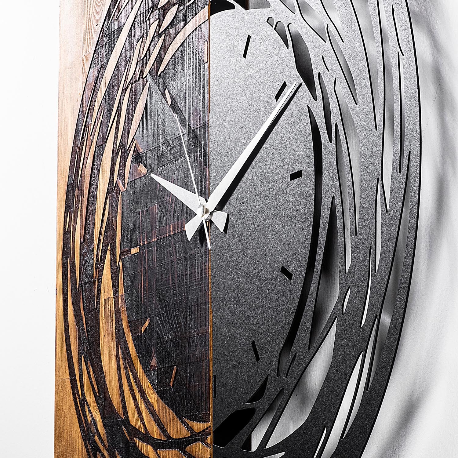 Verleihen Sie Ihrem Raum mit der Wooden Clock 39 in Lichtwalnuss Schwarz von Wallity einen Hauch von zeitloser Eleganz und exquisiter Handwerkskunst.