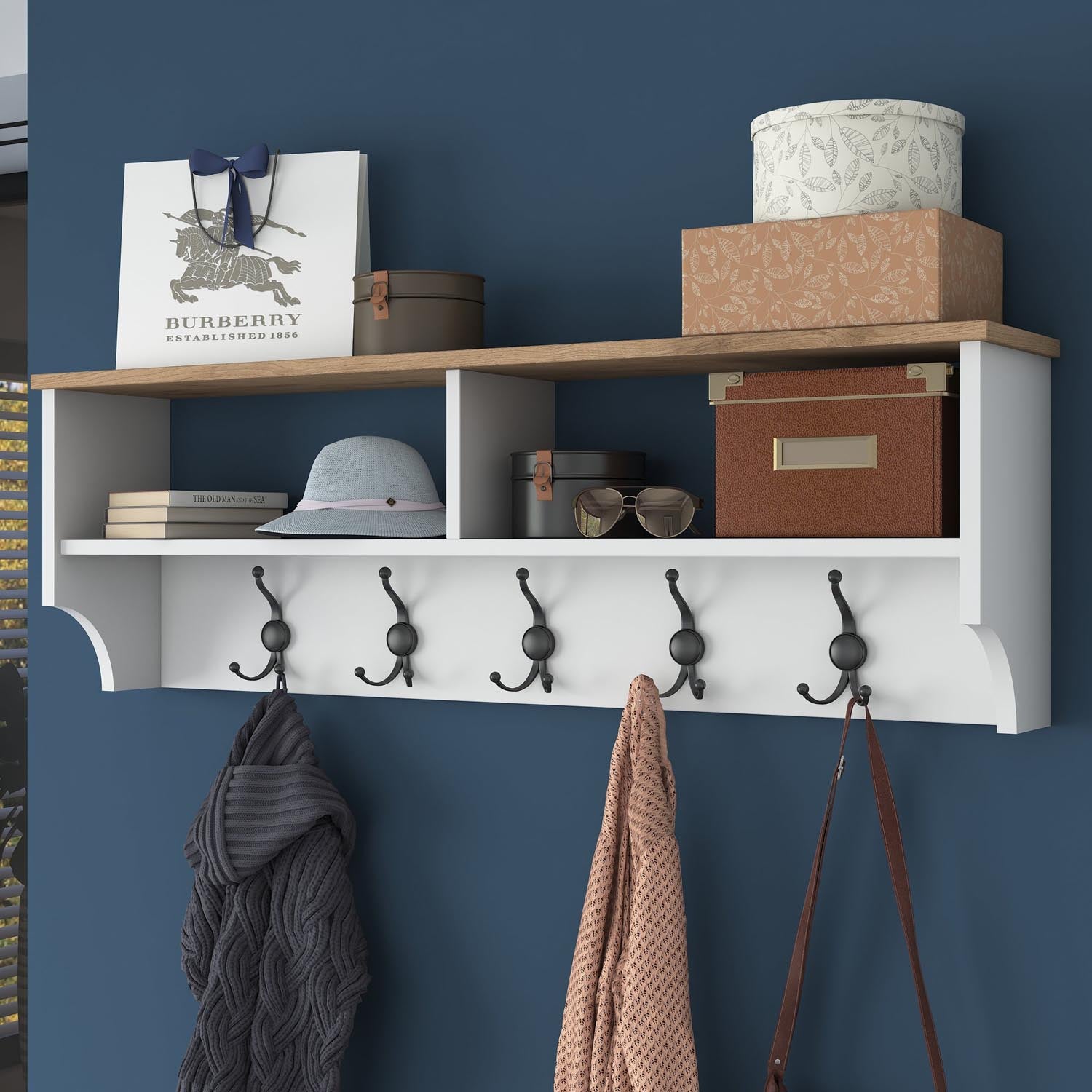 Entdecken Sie die elegante P2 Garderobe in Weiß und Walnuss von Hanah Home. Stilvoller Dielenständer mit viel Stauraum und modernen Akzenten.