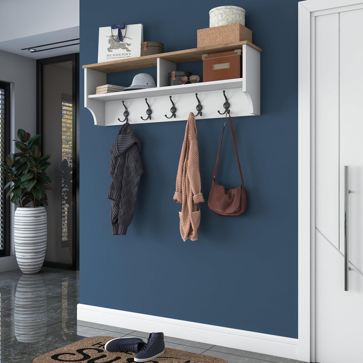 Verleihen Sie Ihrem Flur mit der P2 Garderobe von Hanah Home in Weiß und Walnuss einen modernen Look. Funktionalität trifft auf elegantes Design!