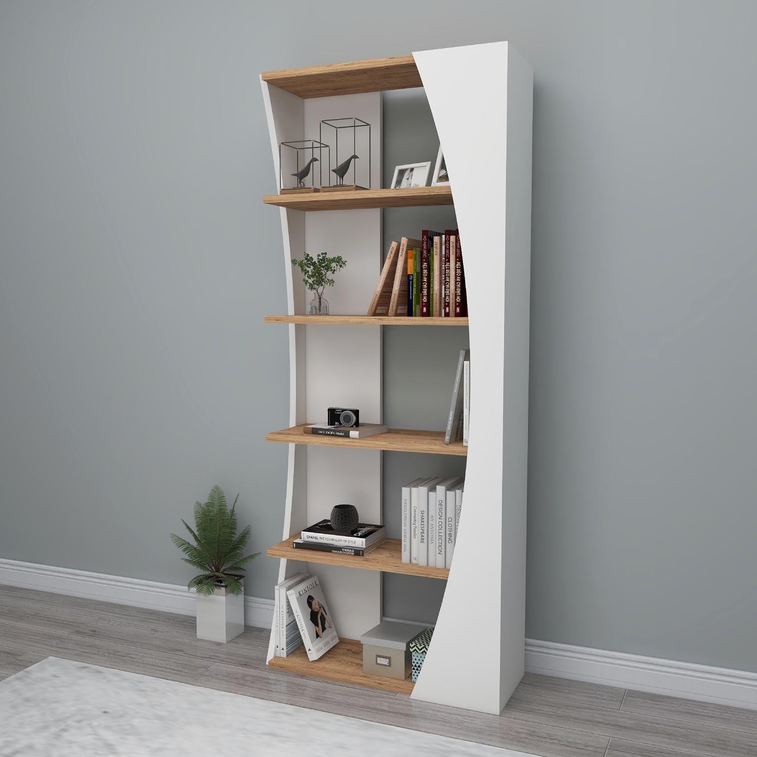 Entdecken Sie das Selge Bücherregal von Hanah Home: zeitloses Design in atlantischer Kiefer und Weiß, ideal für stilvolle Aufbewahrung und Eleganz.