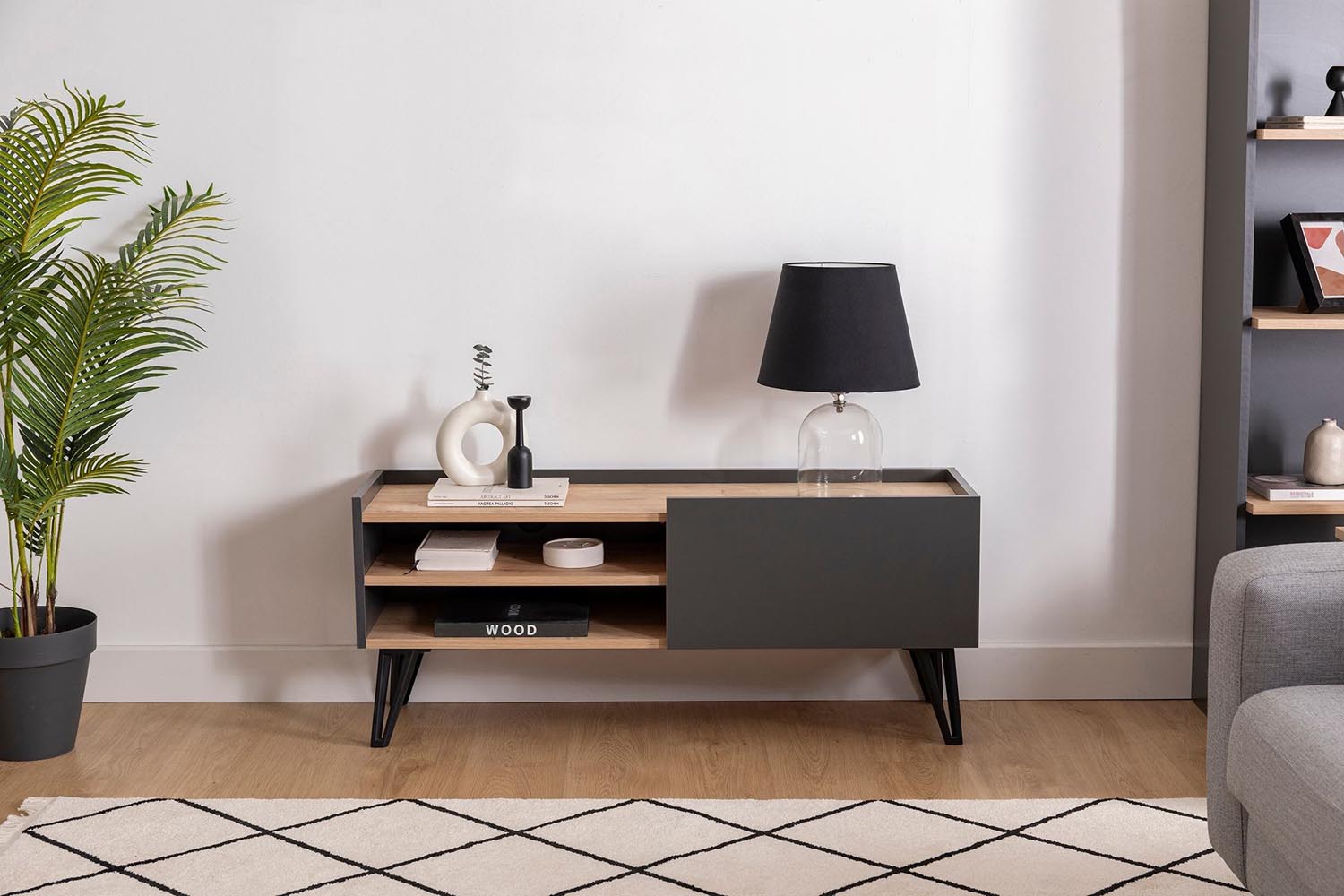 Entdecken Sie das Viper Sideboard in Saphir und Anthrazit von Hanah Home – stilvolles Design trifft auf praktische Funktionalität für Ihr Wohnzimmer.