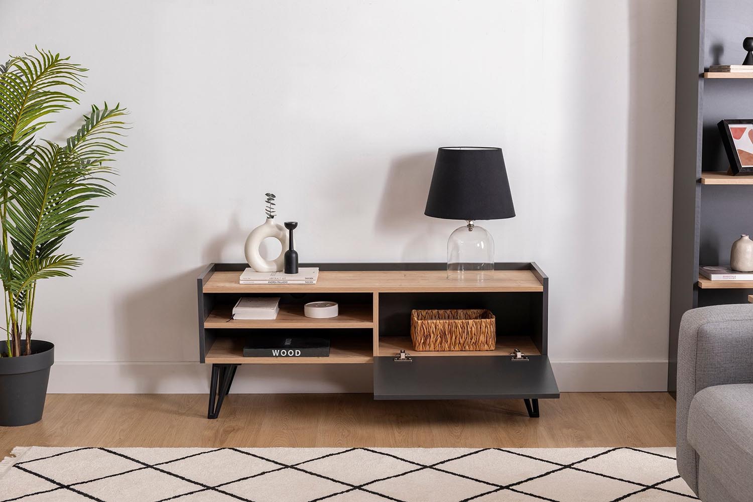 Gestalten Sie Ihr Wohnzimmer mit dem Viper Sideboard von Hanah Home in Saphir und Anthrazit – eine elegante Lösung für modernen Stauraum.