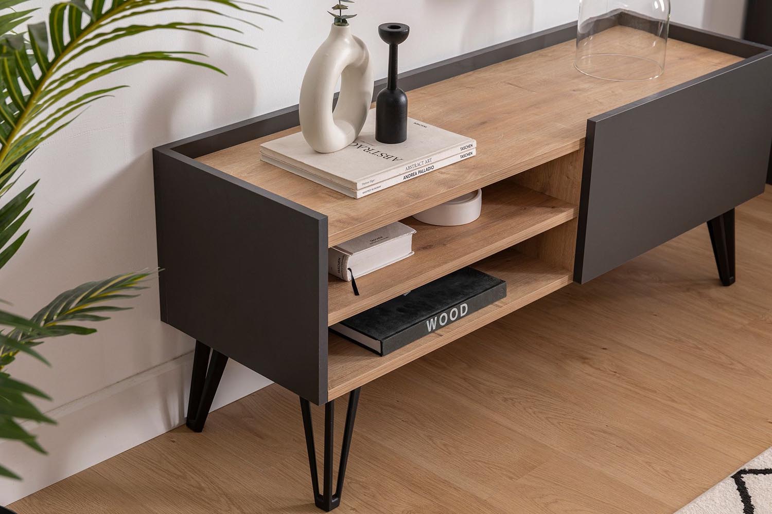 Entdecken Sie das Viper Sideboard von Hanah Home in Saphir und Anthrazit – stilvolles Design trifft auf praktischen Stauraum für Ihr Wohnzimmer.