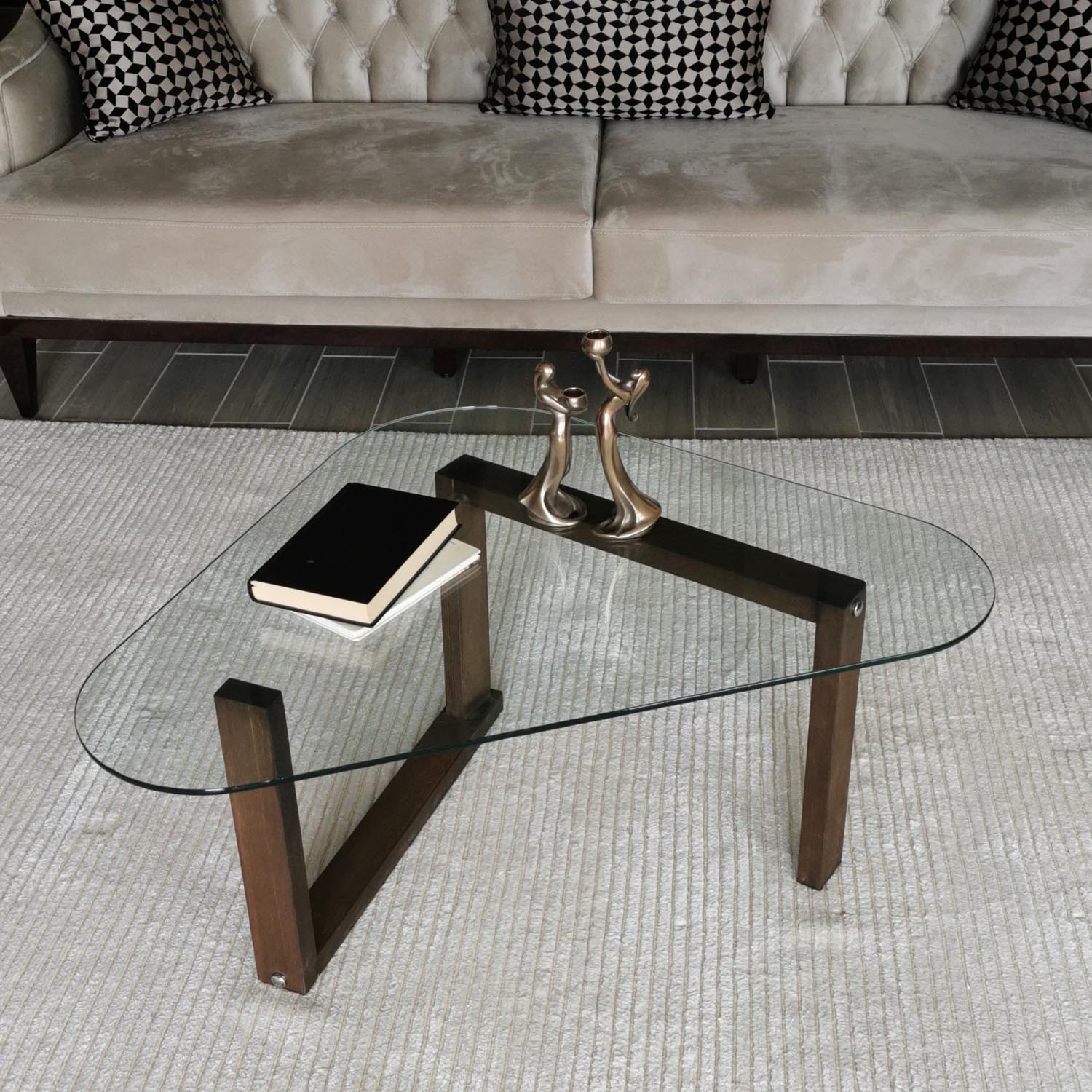 Verleihen Sie Ihrem Wohnraum mit dem Cam Orta Sehpa Sofatisch in Walnuss von Hanah Home einen Hauch von Eleganz und Stil. Ein zeitloses Design aus 100% Massivholz.