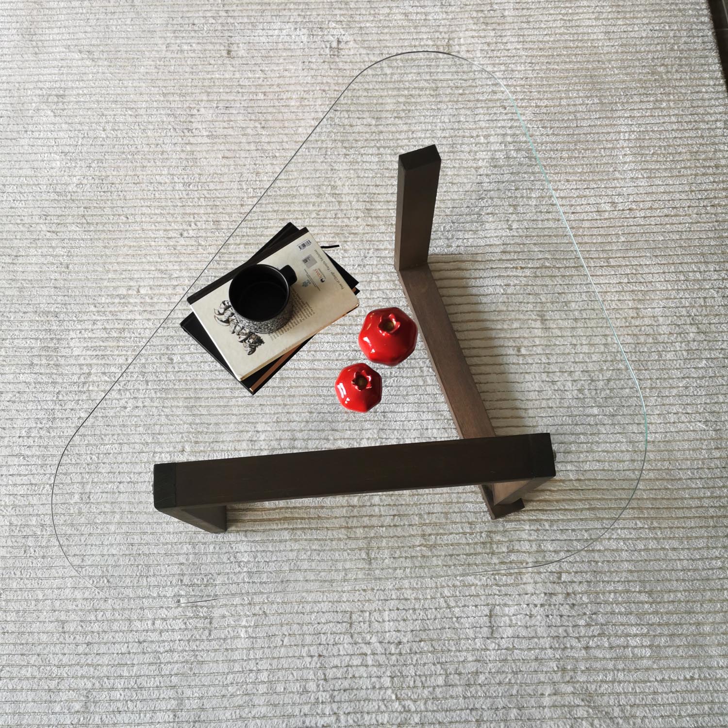 Der Cam Orta Sehpa Sofatisch von Hanah Home besticht durch sein modernes Design aus 100% Massivholz in warmem Walnuss. Ideal für jeden Wohnstil.