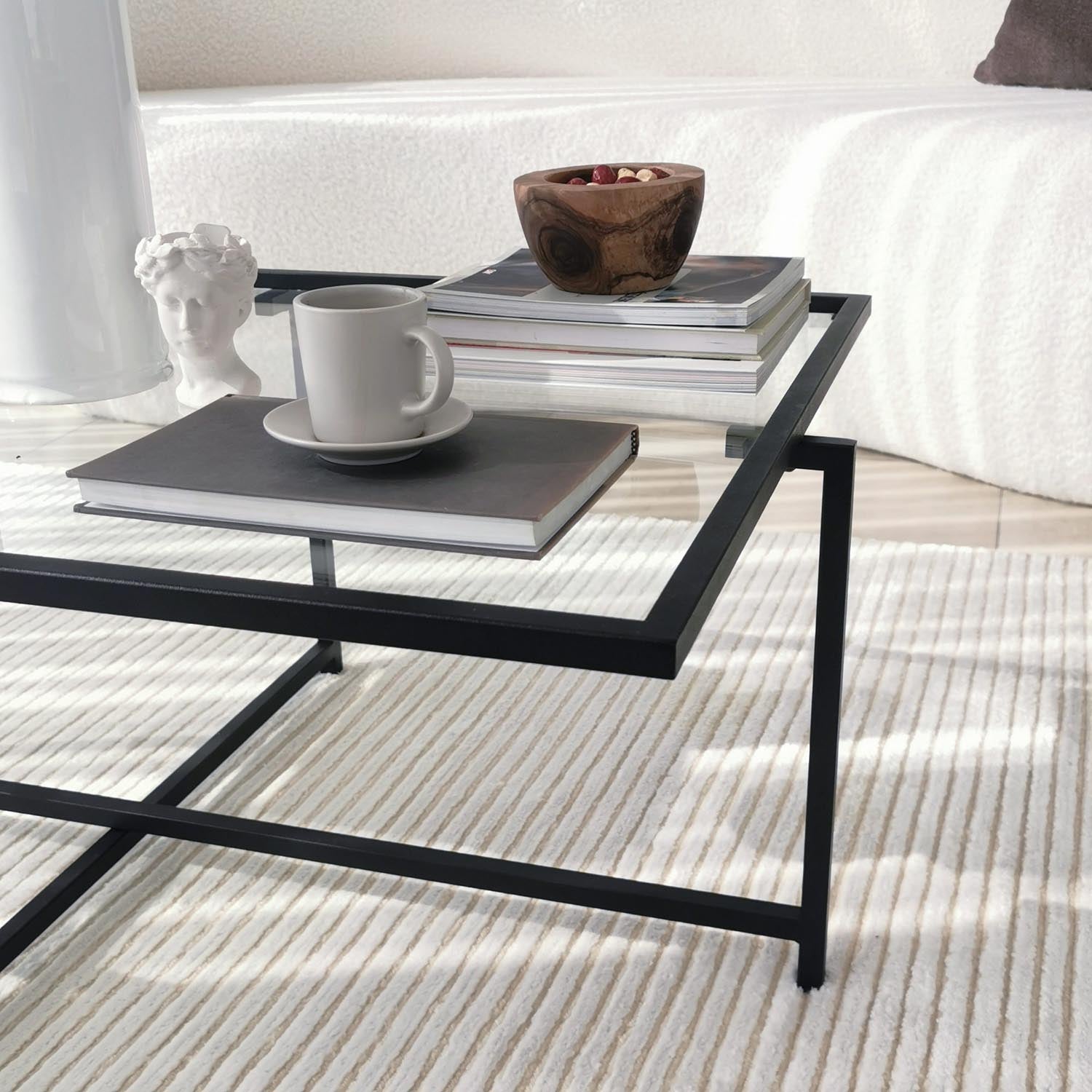 Stylischer Sun S408 Sofatisch in edlem Schwarz von Hanah Home. Robuste Bauweise mit gehärtetem Glas und stabilen Metallbeinen für zeitlose Eleganz.