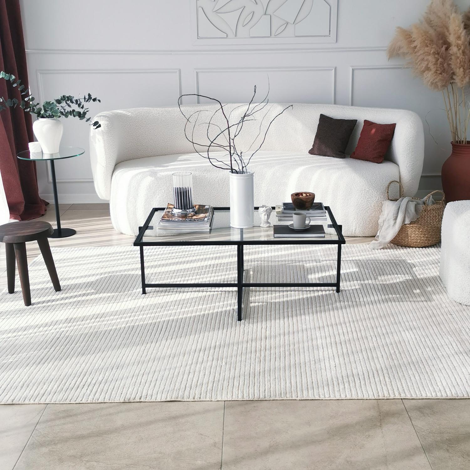 Stylischer Sun S408 Sofatisch in Schwarz von Hanah Home. Robuste Bauweise mit elegantem Glas und Metall, ideal für modernes Wohnen.