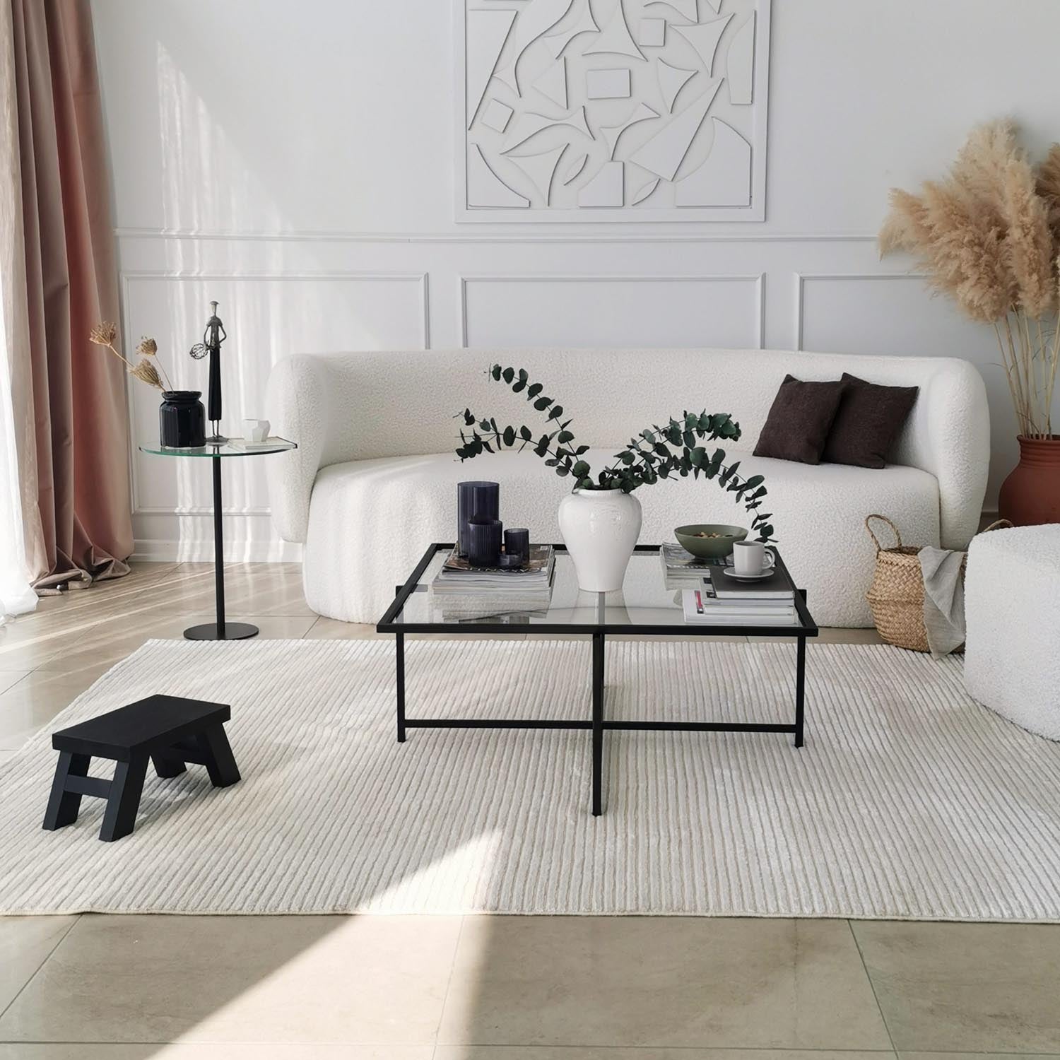 Moderner Sun S409 Sofatisch in elegantem Schwarz von Hanah Home. Hochwertige Materialien und zeitloses Design für jeden Wohnraum.