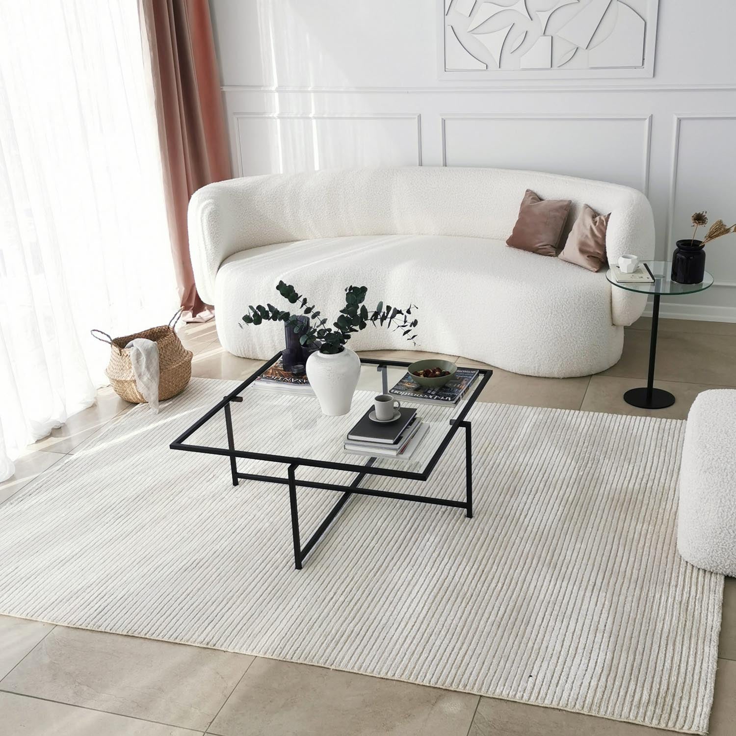 Eleganter Sun S409 Sofatisch von Hanah Home in Schwarz. Robustes Design aus gehärtetem Glas und stabilen Metallbeinen für stilvolle Akzente in jedem Raum.