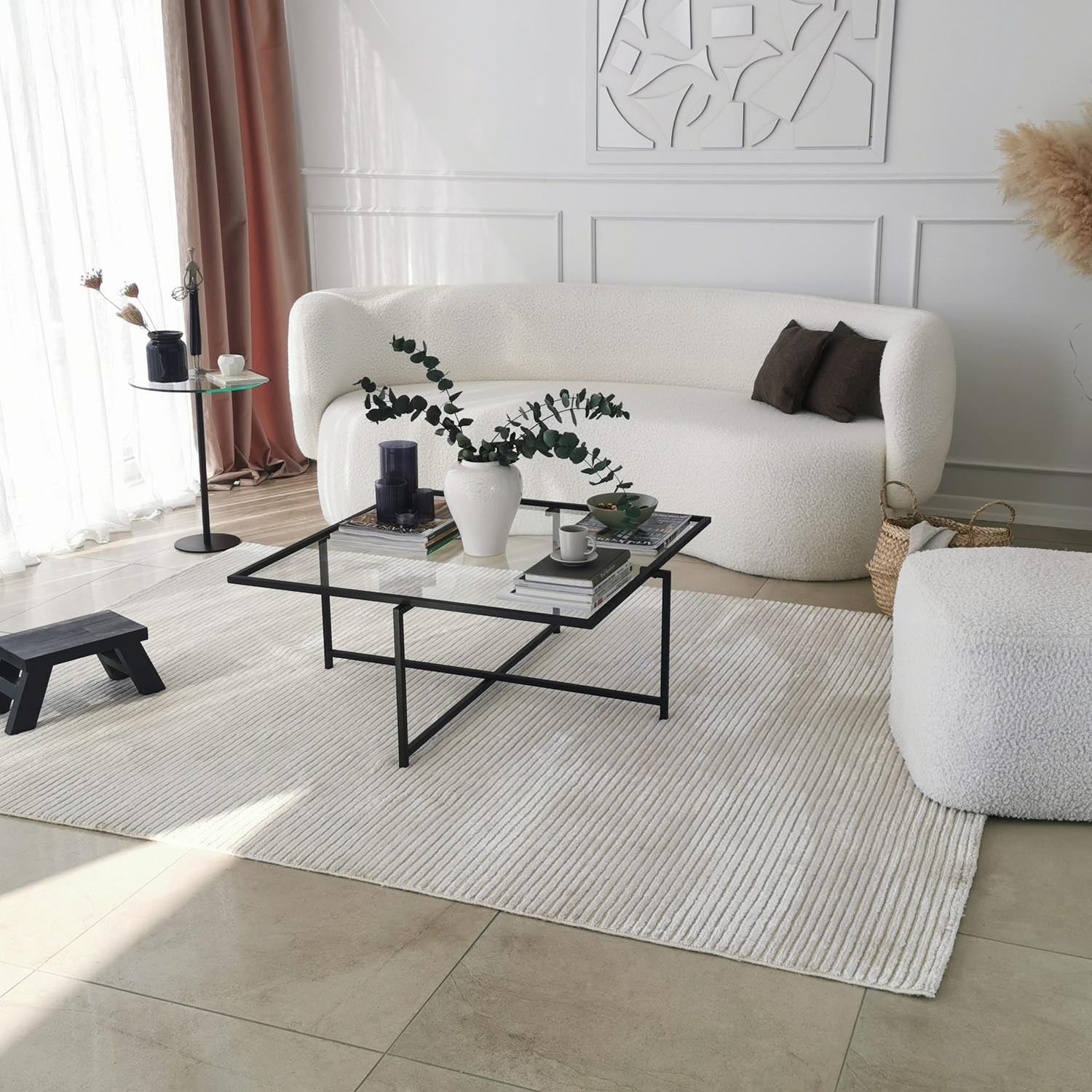 Stilvoller Sun S409 Sofatisch von Hanah Home in elegantem Schwarz. Hochwertiges gehärtetes Glas und stabile Metallbeine vereinen Funktionalität und modernes Design.