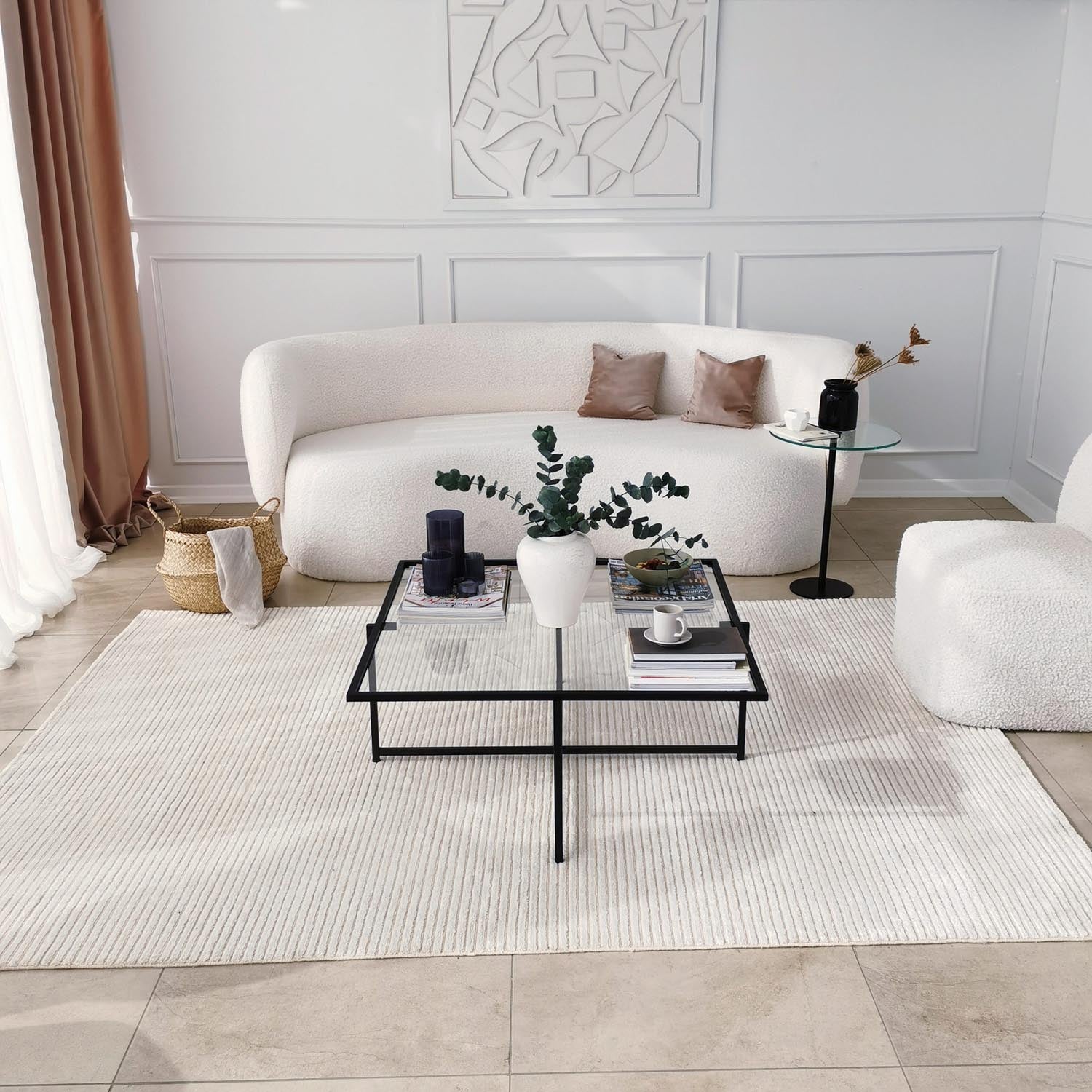 Eleganter Sun S409 Sofatisch von Hanah Home in edlem Schwarz. Robustes gehärtetes Glas und langlebige Metallbeine schaffen ein modernes, stilvolles Ambiente.