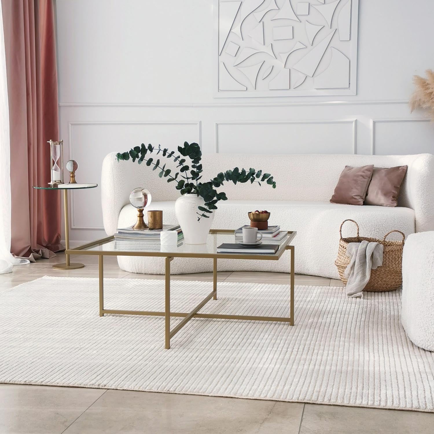 Luxuriöser Sun S411 Sofatisch von Hanah Home in Gold. Robustes gehärtetes Glas und elegante Metallbeine vereinen Stil und Funktionalität.