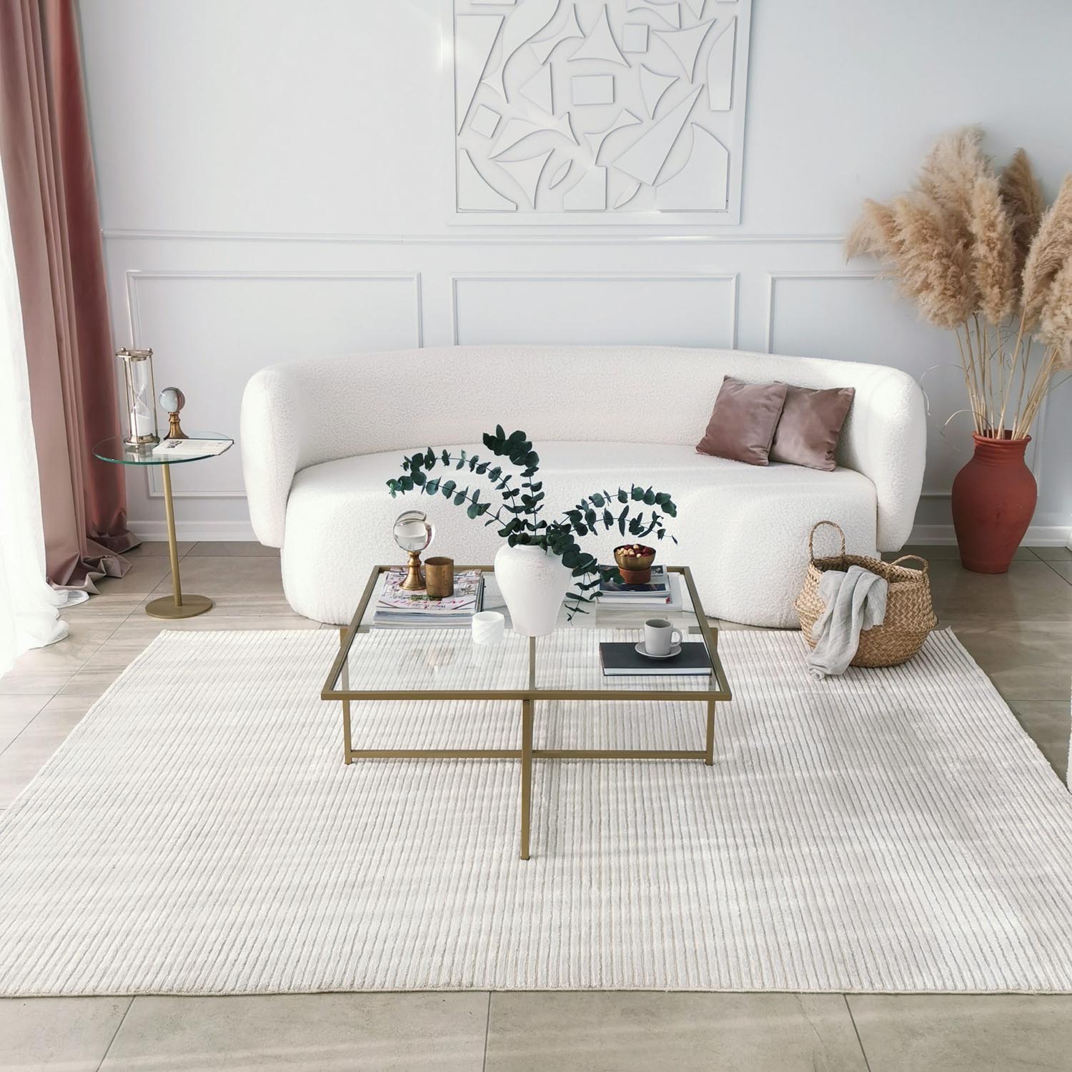 Eleganter Sun S411 Sofatisch von Hanah Home in edlem Gold. Hochwertiges gehärtetes Glas und stilvolle Metallbeine für zeitlose Schönheit und Stabilität.