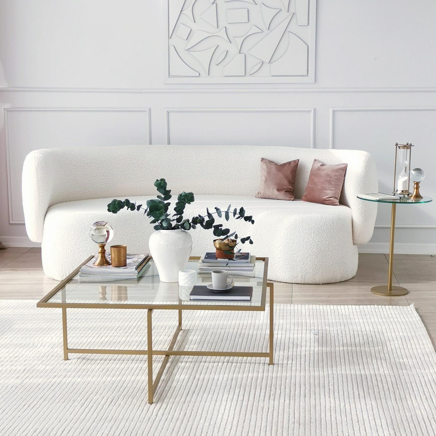Luxuriöser Sun S411 Sofatisch von Hanah Home in strahlendem Gold. Robustes gehärtetes Glas und elegante Metallbeine vereinen Stil und Langlebigkeit.