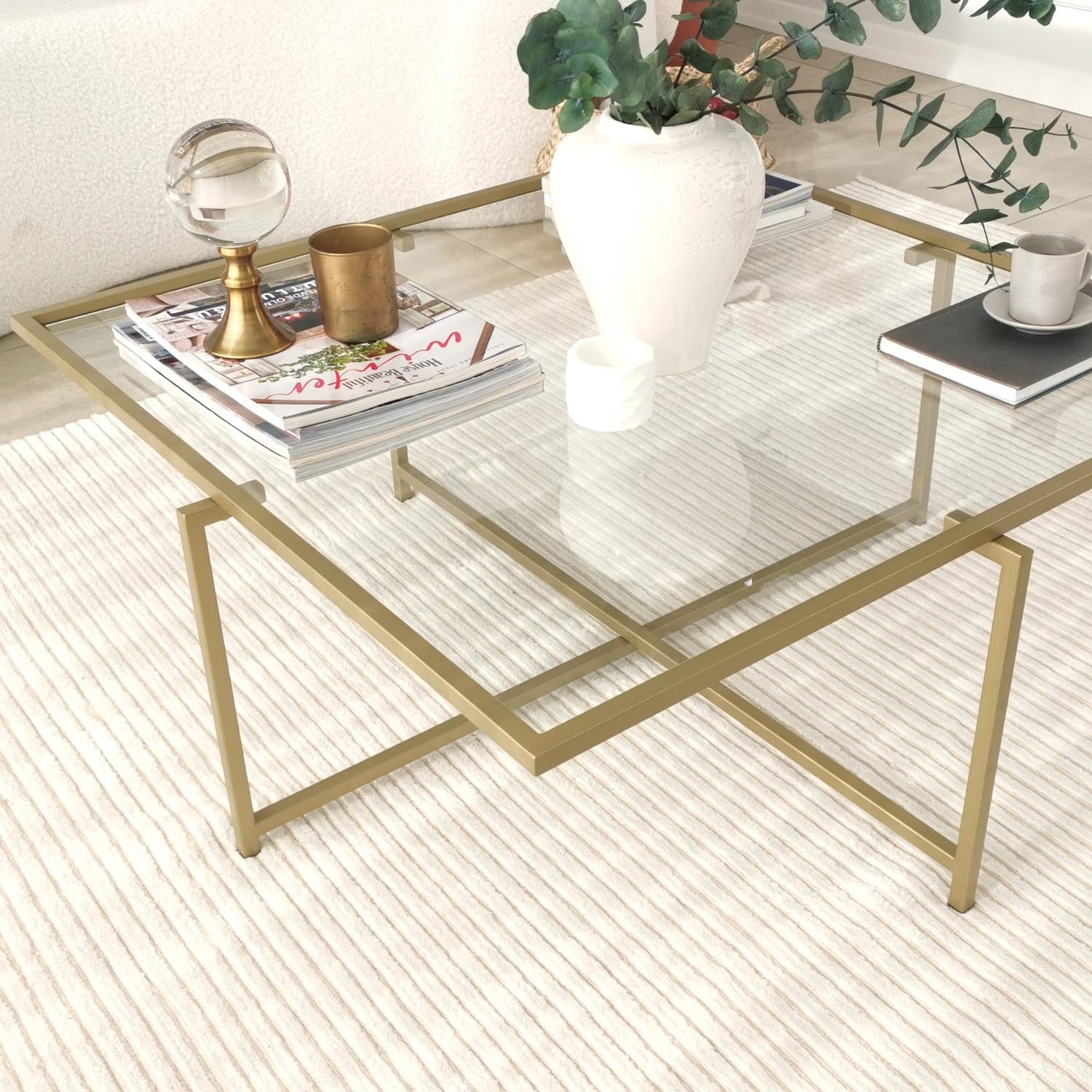 Luxuriöser Sun S411 Sofatisch von Hanah Home in strahlendem Gold. Robustes gehärtetes Glas und elegante Metallbeine vereinen Stil und Langlebigkeit.