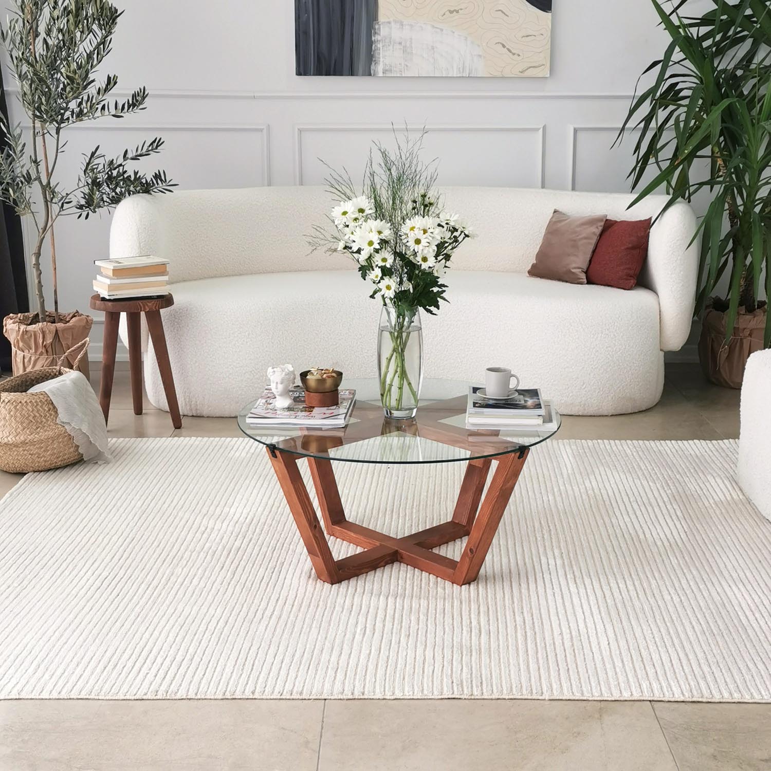 Eleganter Lotus Sofatisch von Hanah Home aus gehärtetem Glas und Kiefernholz. Ideal für jeden Wohnstil, funktional und zeitlos.