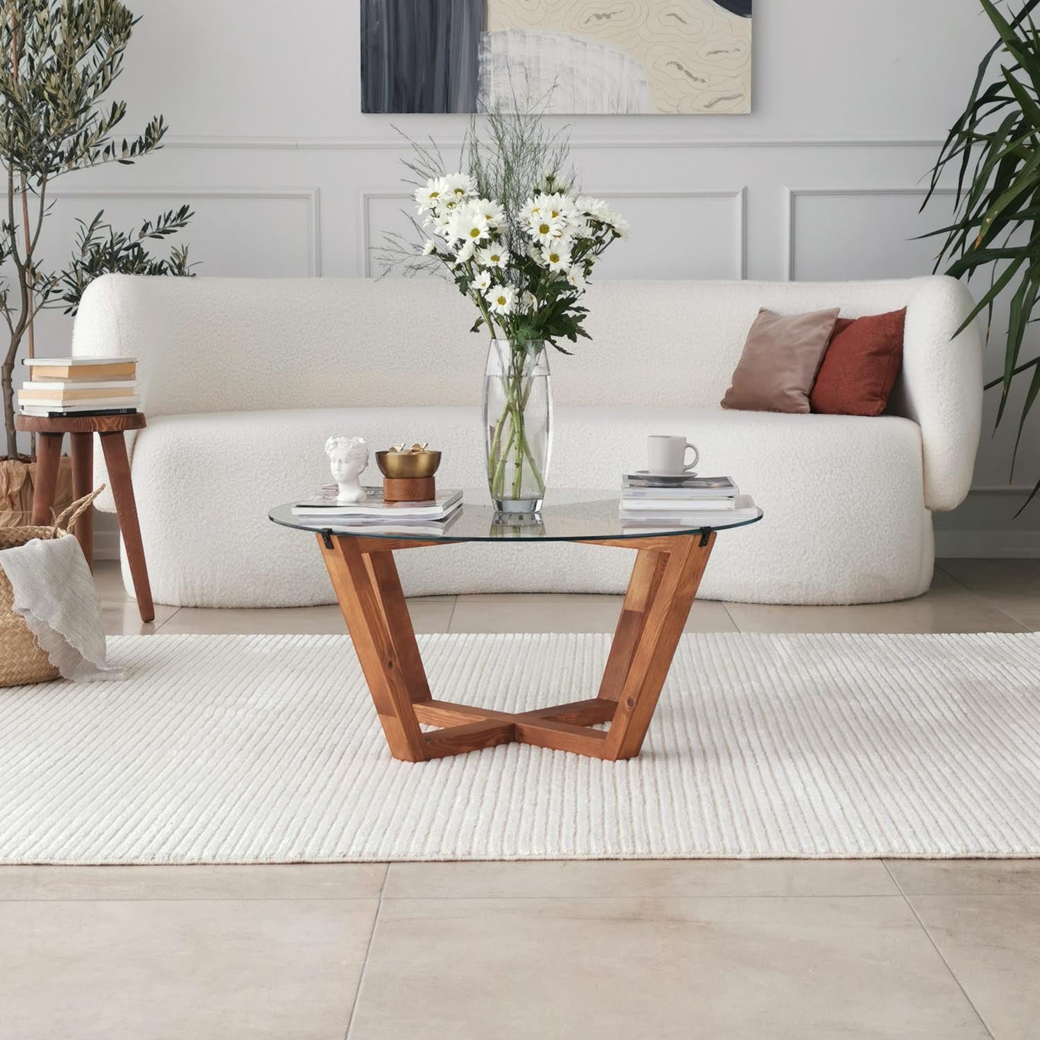 Eleganter Lotus Sofatisch von Hanah Home, aus hochwertigem Kiefernholz und gehärtetem Glas. Ideal für stilvolle Wohnräume!