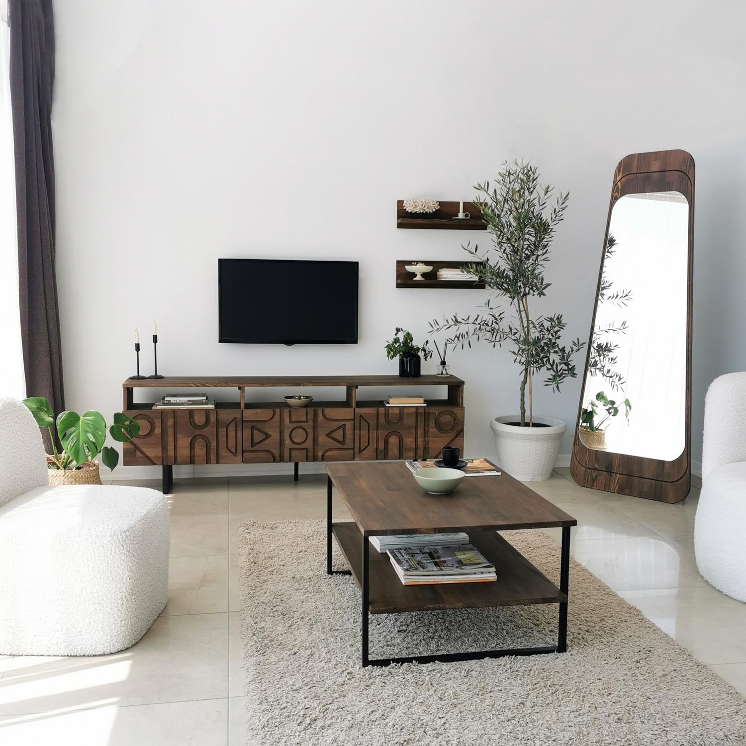 Entdecken Sie den Neta Sofatisch in Walnuss von Hanah Home – ein stilvolles Möbelstück, das Eleganz und Funktionalität vereint und Ihr Zuhause aufwertet.