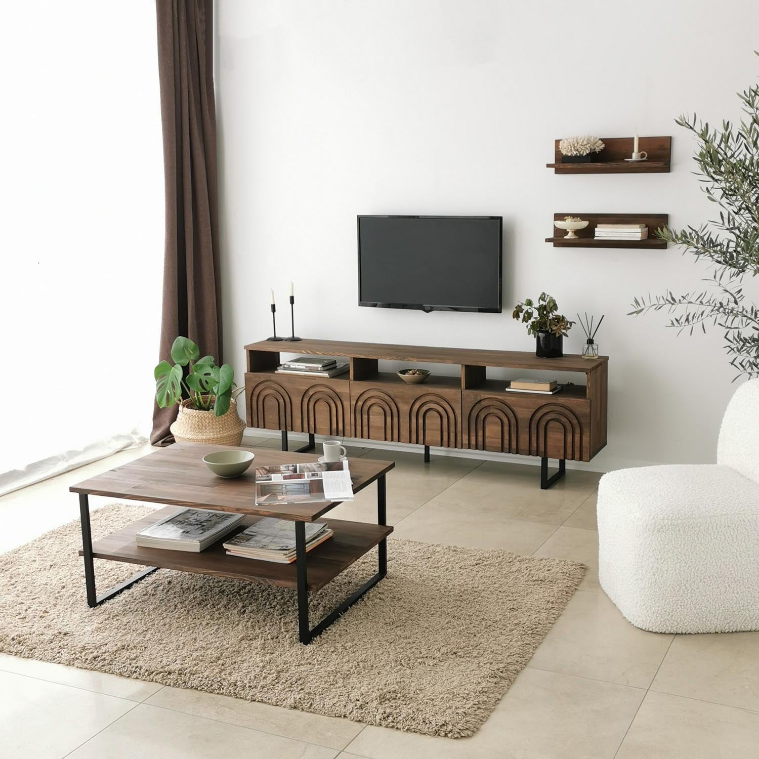 Entdecken Sie den Neta Sofatisch in Walnuss von Hanah Home – ein stilvoller Couchtisch, der Eleganz und Funktionalität perfekt vereint.