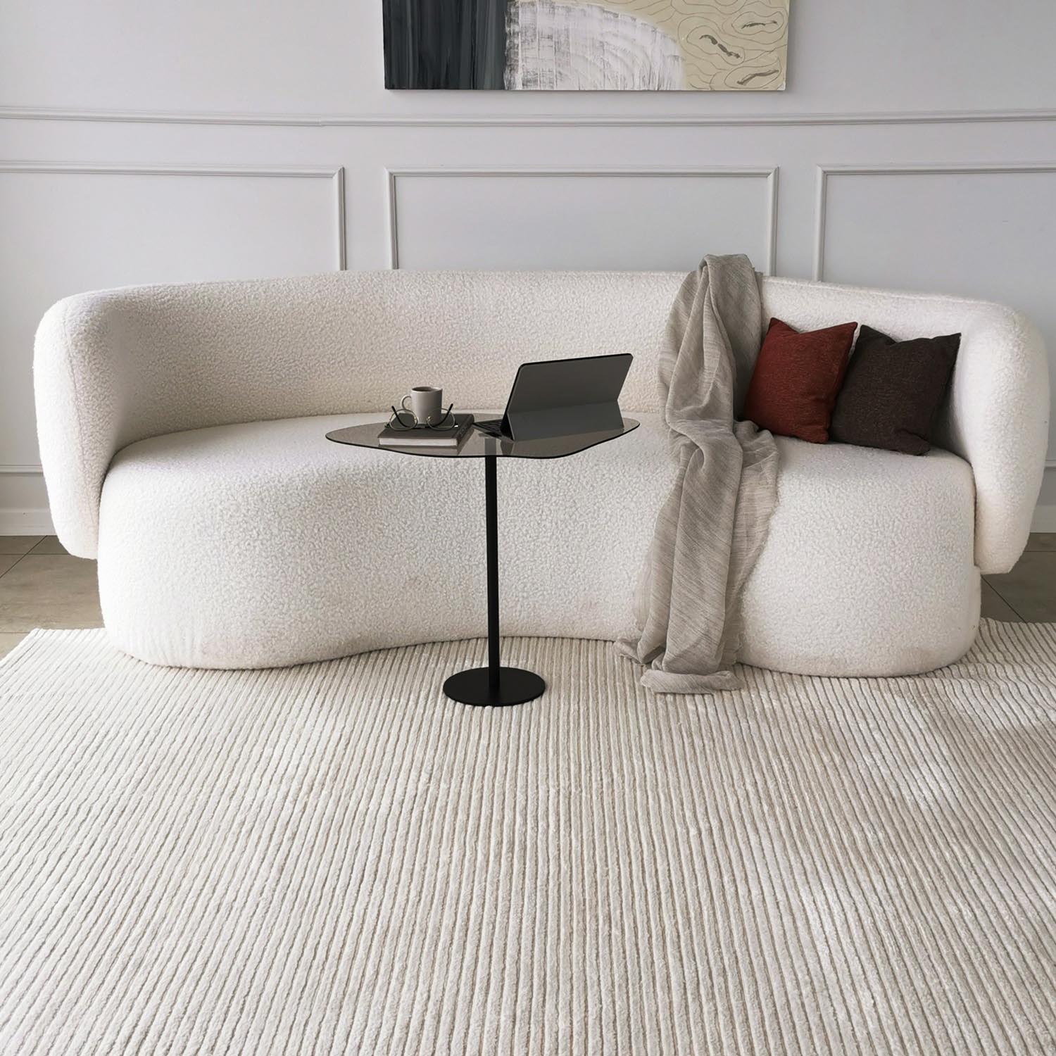 Eleganter Dior Sofatisch in Schwarz von Hanah Home: Hochwertiges gehärtetes Glas, stabiler Metallrahmen, antibakteriell und stilvoll – perfekter Blickfang für Ihr Zuhause.