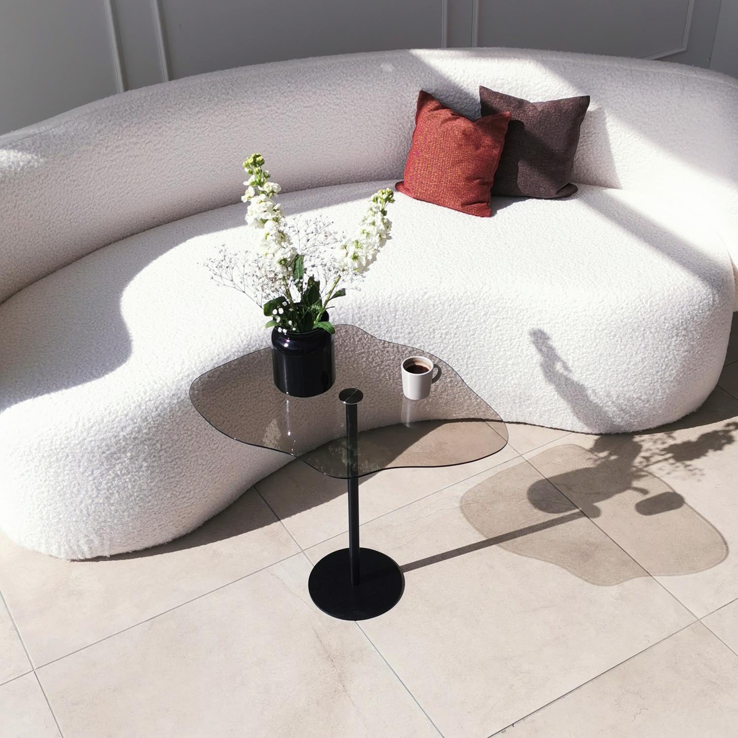 Schwarzer Dior Sofatisch von Hanah Home: Edles Design, robustes gehärtetes Glas und rostfreier Metallrahmen – ideal für stilvolle Wohnräume.