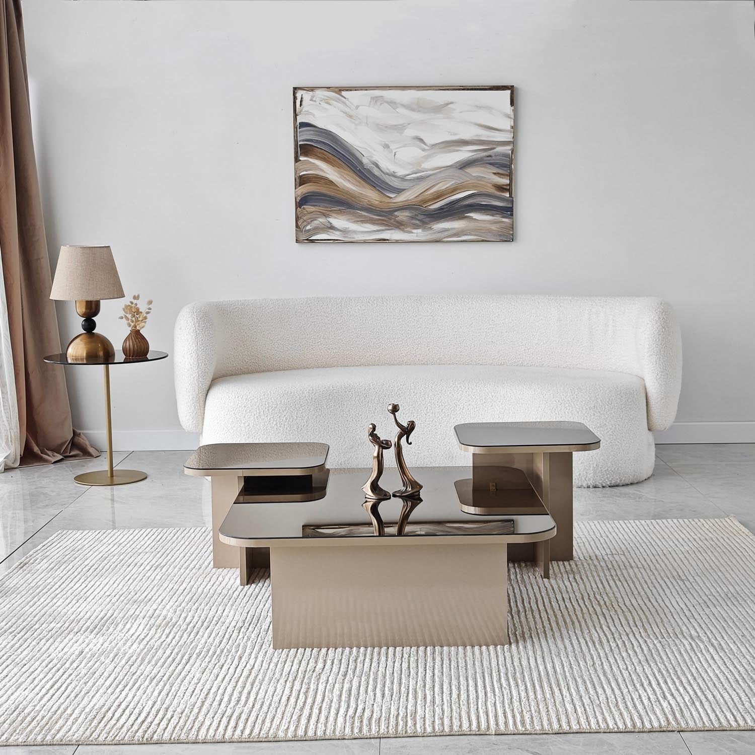 Entdecken Sie den eleganten Jazz Sofatisch in Beige und Bronze von Hanah Home. Ideal für stilvolle Akzente in Ihrem Wohnzimmer!