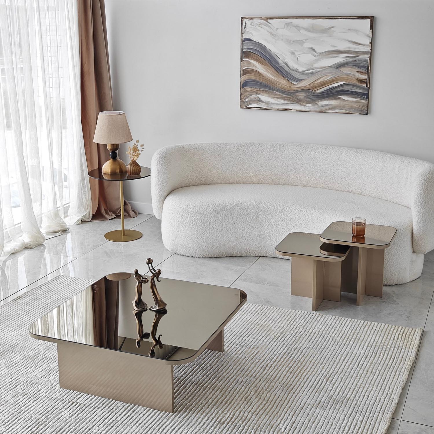 Verleihen Sie Ihrem Wohnraum mit dem eleganten Jazz Sofatisch in Beige und Bronze von Hanah Home einen Hauch von Stil und Funktionalität.