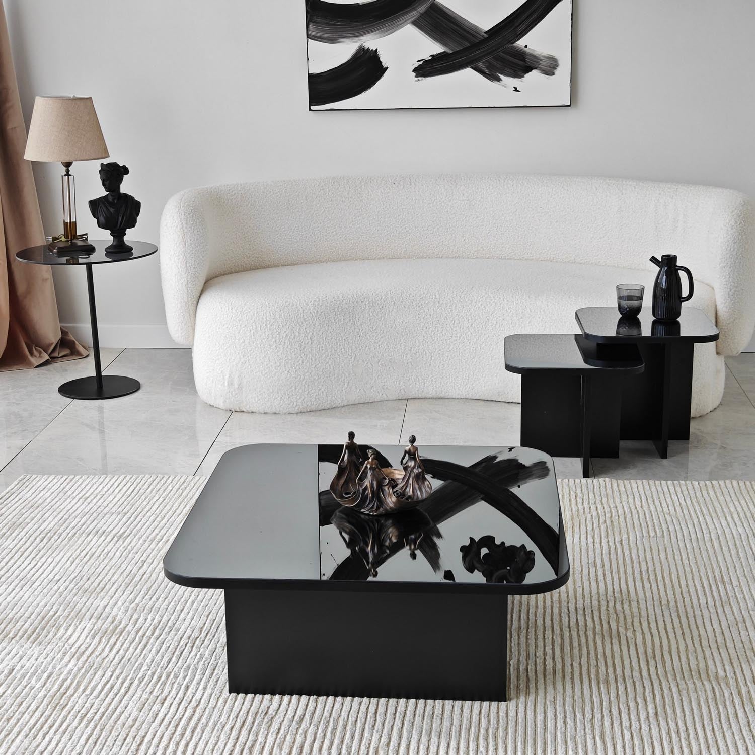 Verleihen Sie Ihrem Wohnzimmer mit dem stilvollen Jazz Sofatisch in Schwarz von Hanah Home einen Hauch von Eleganz und Funktionalität.