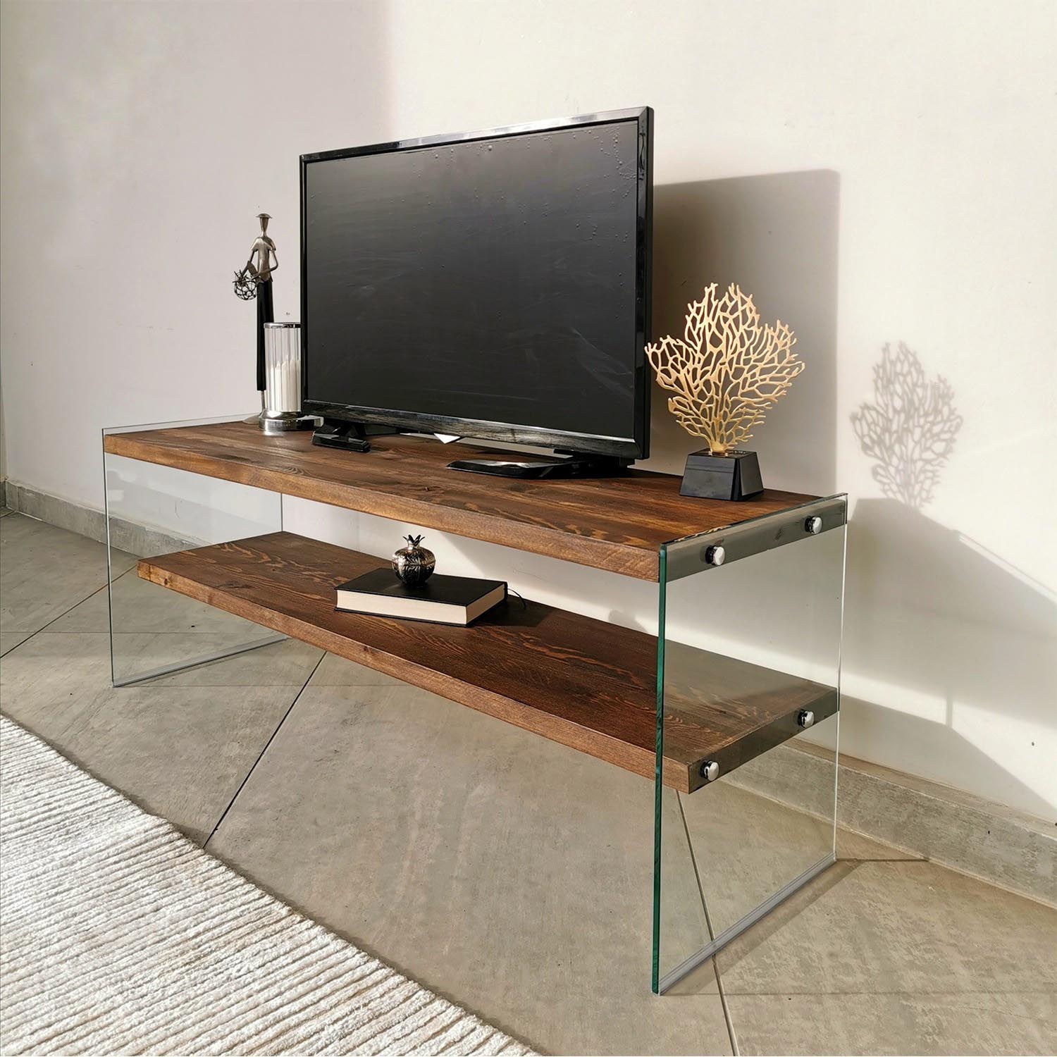 Entdecken Sie das elegante TV103 Sideboard in Walnuss von Hanah Home. Stilvolles Design trifft auf praktische Funktionalität für Ihr Wohnzimmer.