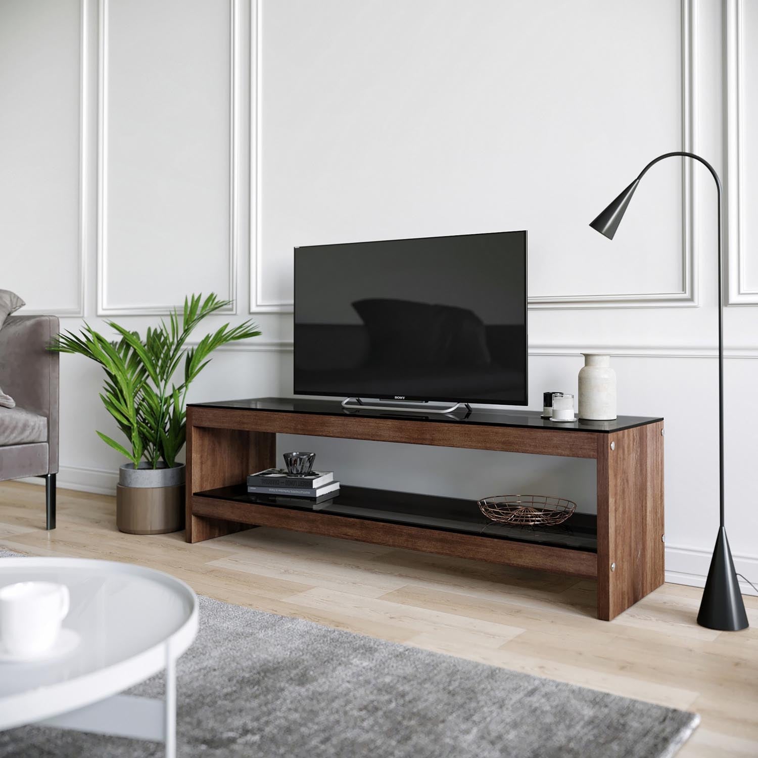 Entdecken Sie das elegante TV301 Sideboard in Walnuss von Hanah Home. Ideal für stilvolle Wohnzimmer, vereint es Funktionalität und modernes Design.
