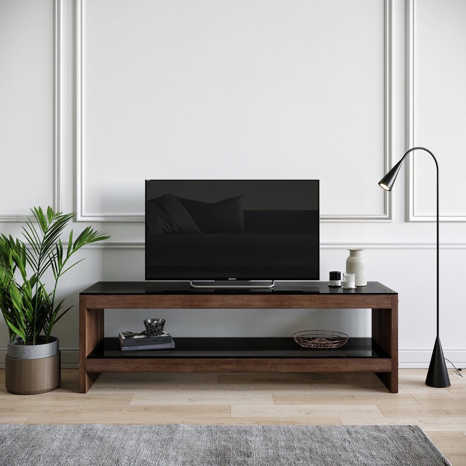 Verleihen Sie Ihrem Wohnraum mit dem TV301 Sideboard in Walnuss von Hanah Home einen Hauch von Eleganz. Perfekt für moderne und traditionelle Einrichtungen, bietet es stilvollen Stauraum für Ihre Medien.