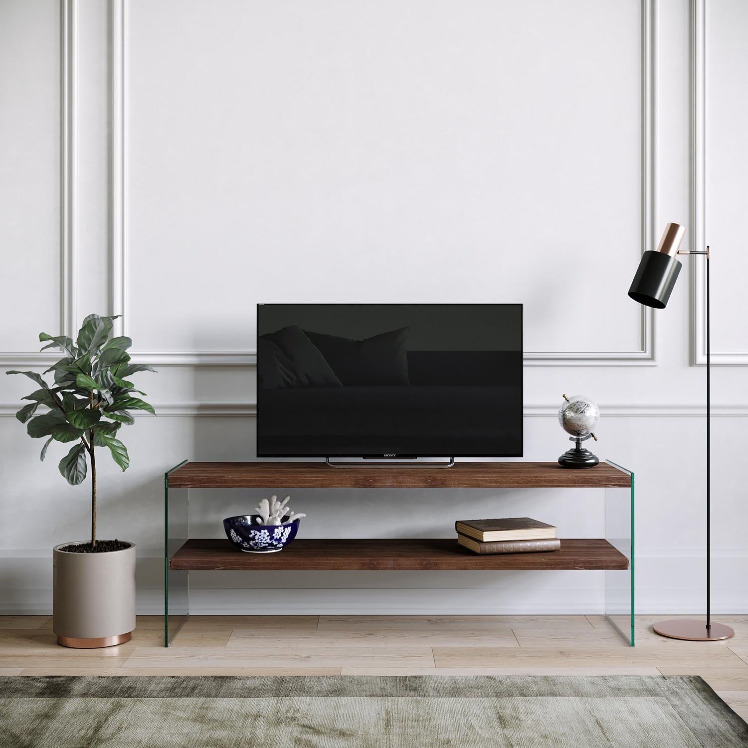 Verleihen Sie Ihrem Wohnraum mit dem TV1003 Sideboard von Hanah Home in Walnuss einen modernen Akzent. Robustes Kiefernholz und elegantes Design bieten optimalen Stauraum.