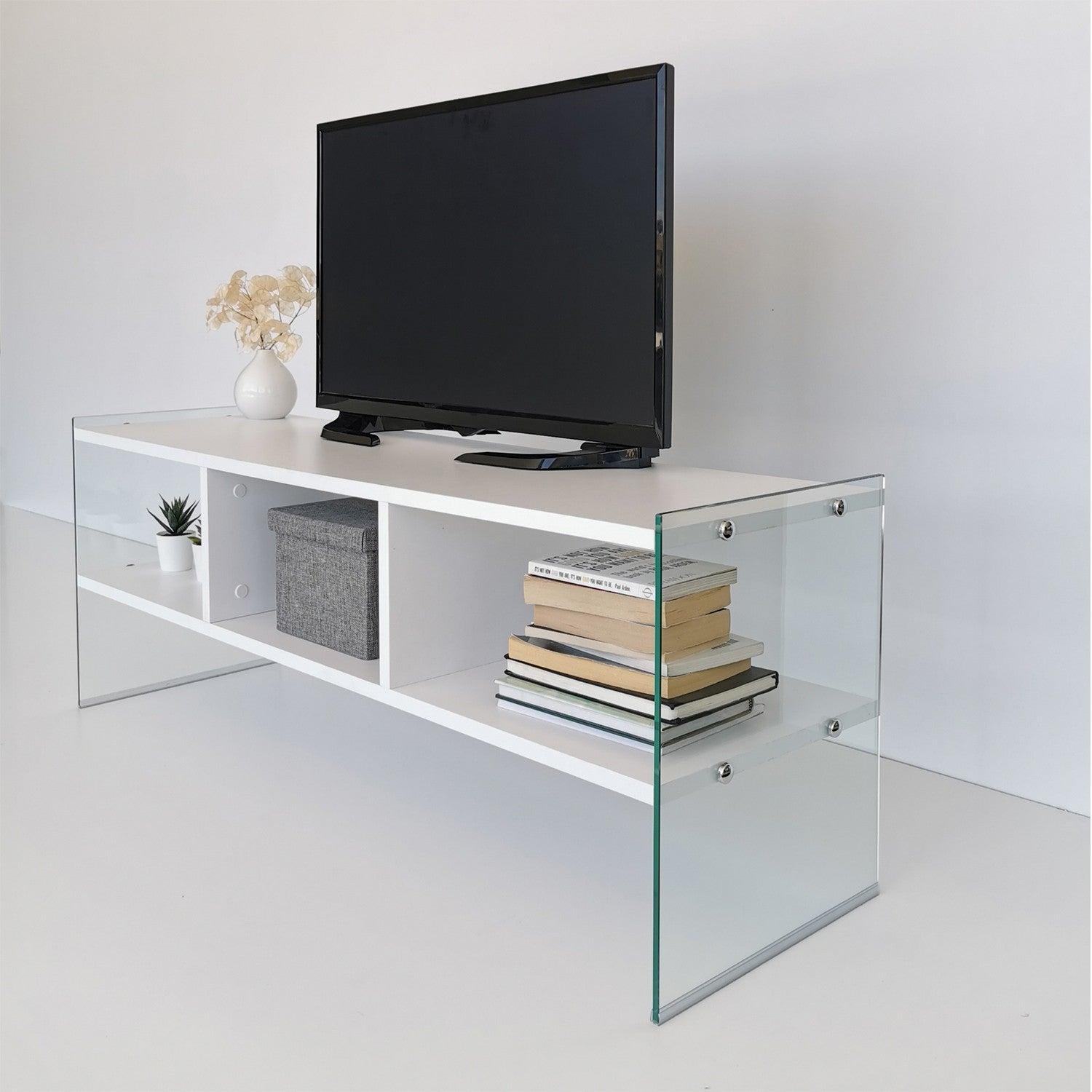 Entdecken Sie das TV400 Sideboard von Hanah Home in Weiß – ein stilvolles Möbelstück, das Eleganz und Funktionalität vereint.