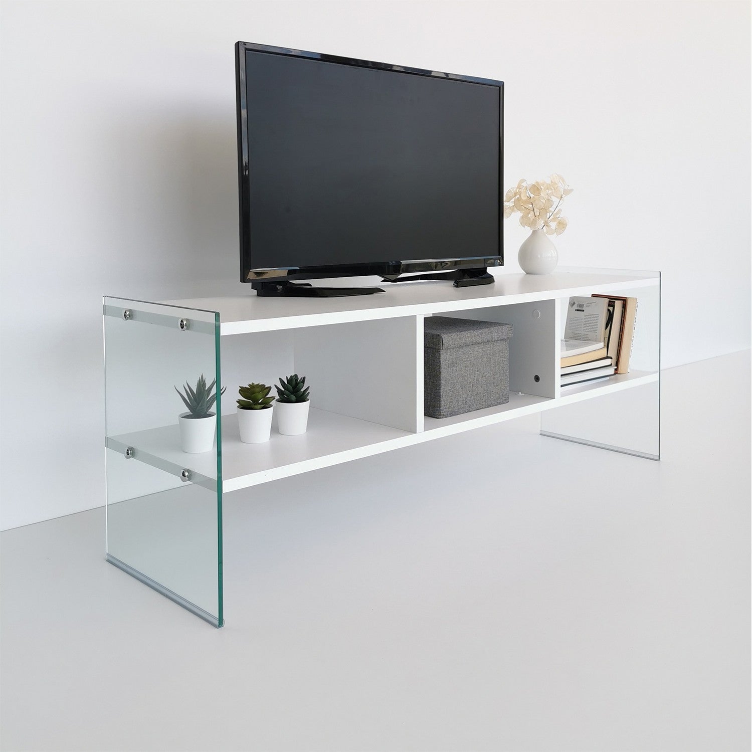 Verleihen Sie Ihrem Wohnraum mit dem weißen TV400 Sideboard von Hanah Home einen modernen Akzent – stilvoll, robust und vielseitig.