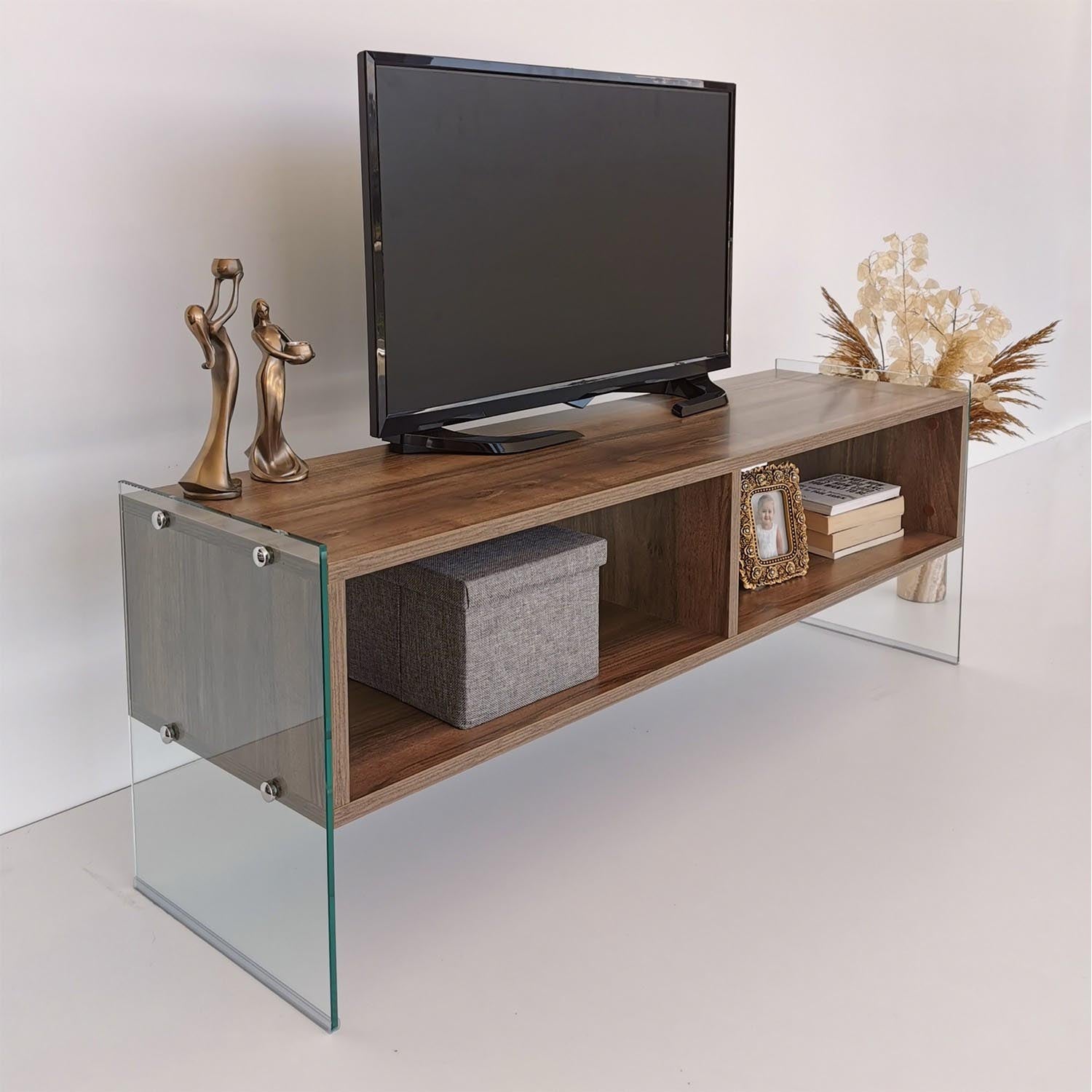 Entdecken Sie das TV404 Sideboard in Walnuss von Hanah Home – ein stilvolles Möbelstück, das Eleganz und Funktionalität vereint. Ideal für Ihr Wohnzimmer!