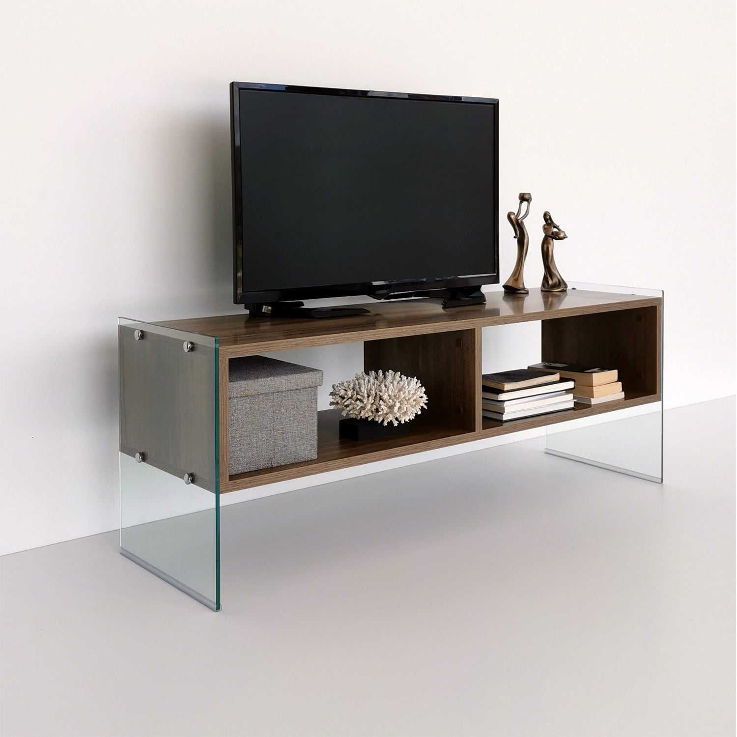 Gestalten Sie Ihr Wohnzimmer neu mit dem TV404 Sideboard in Walnuss von Hanah Home. Dieses elegante Möbelstück bietet nicht nur großzügigen Stauraum, sondern auch ein modernes Design, das Wärme und Stil in jeden Raum bringt.