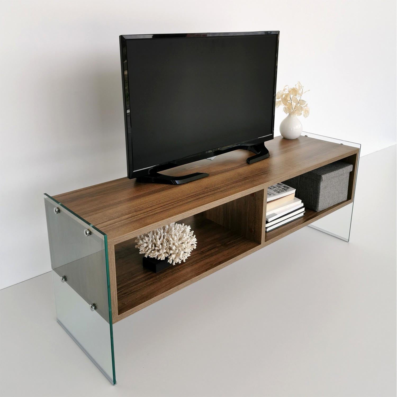 Verleihen Sie Ihrem Wohnraum mit dem TV404 Sideboard in Walnuss von Hanah Home einen Hauch von Eleganz. Dieses stilvolle Möbelstück kombiniert modernes Design mit praktischem Stauraum für Ihre Unterhaltungselektronik.