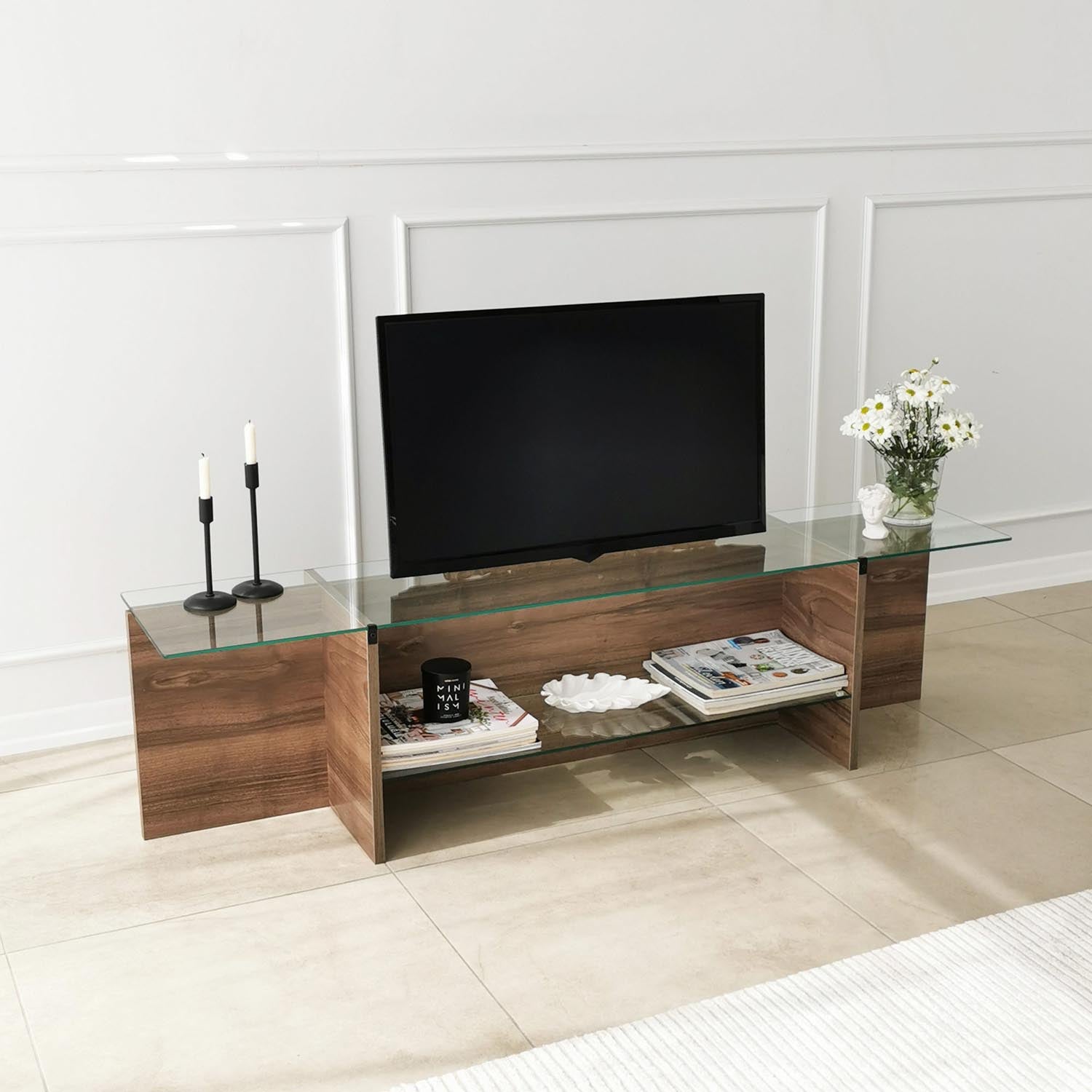 Verleihen Sie Ihrem Wohnraum mit dem stilvollen Escape TV Sideboard in Walnuss von Hanah Home einen Hauch von Eleganz und Raffinesse.