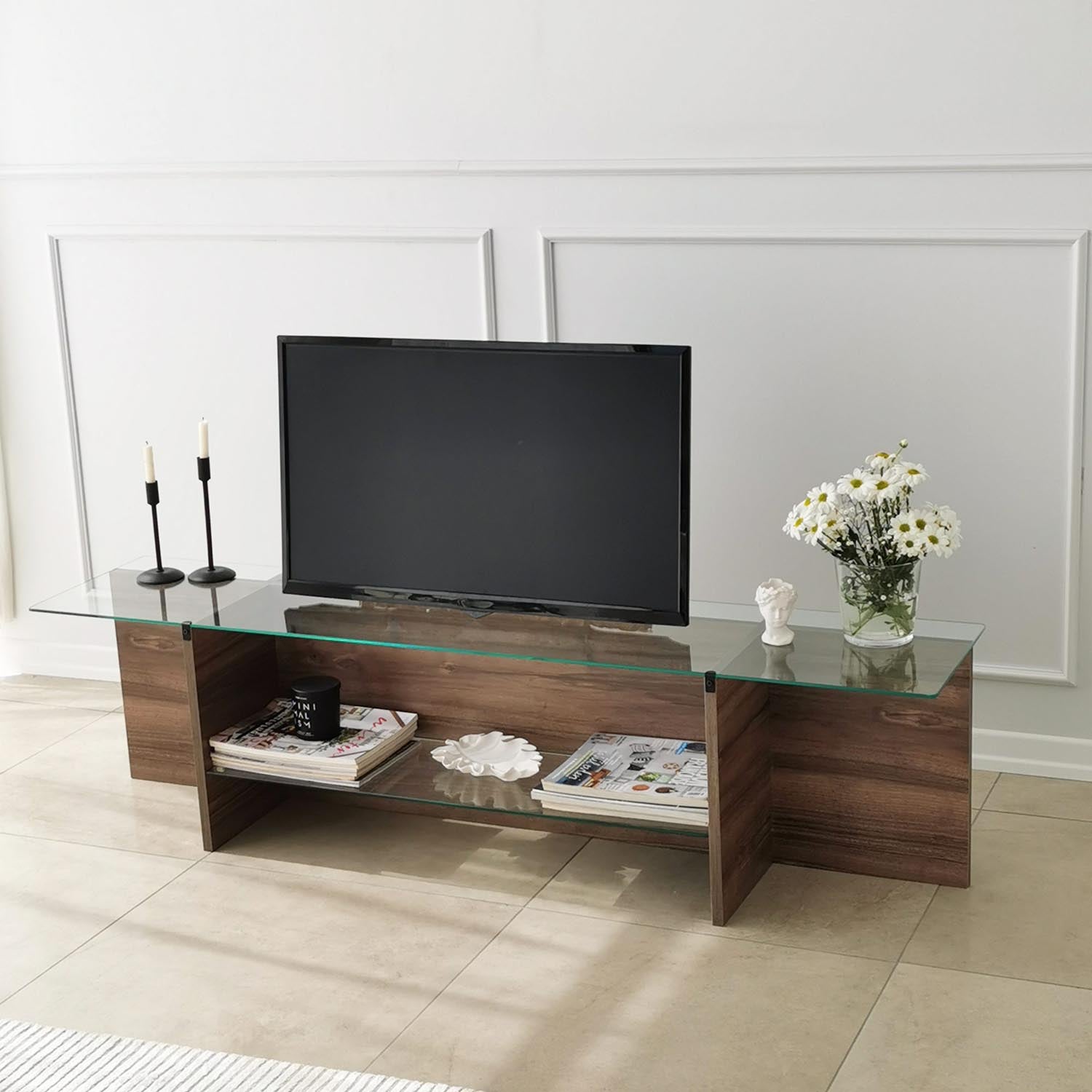 Gestalten Sie Ihr Wohnzimmer neu mit dem eleganten Escape TV Sideboard in Walnuss von Hanah Home – ein zeitloses Möbelstück für stilvolle Akzente.