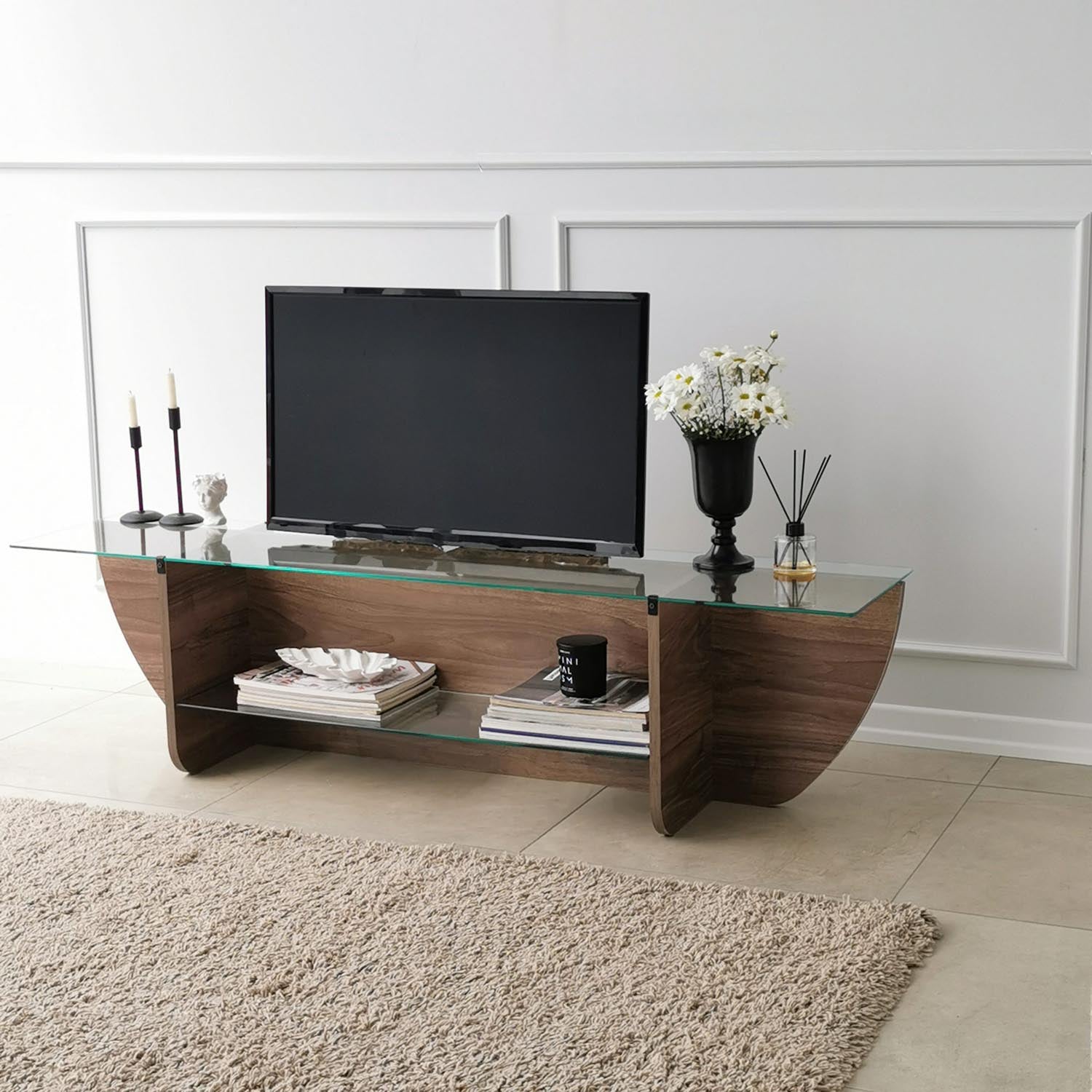Entdecken Sie das stilvolle Lily TV Sideboard in Walnuss von Hanah Home. Eleganz trifft Funktionalität für Ihr modernes Wohnzimmer.