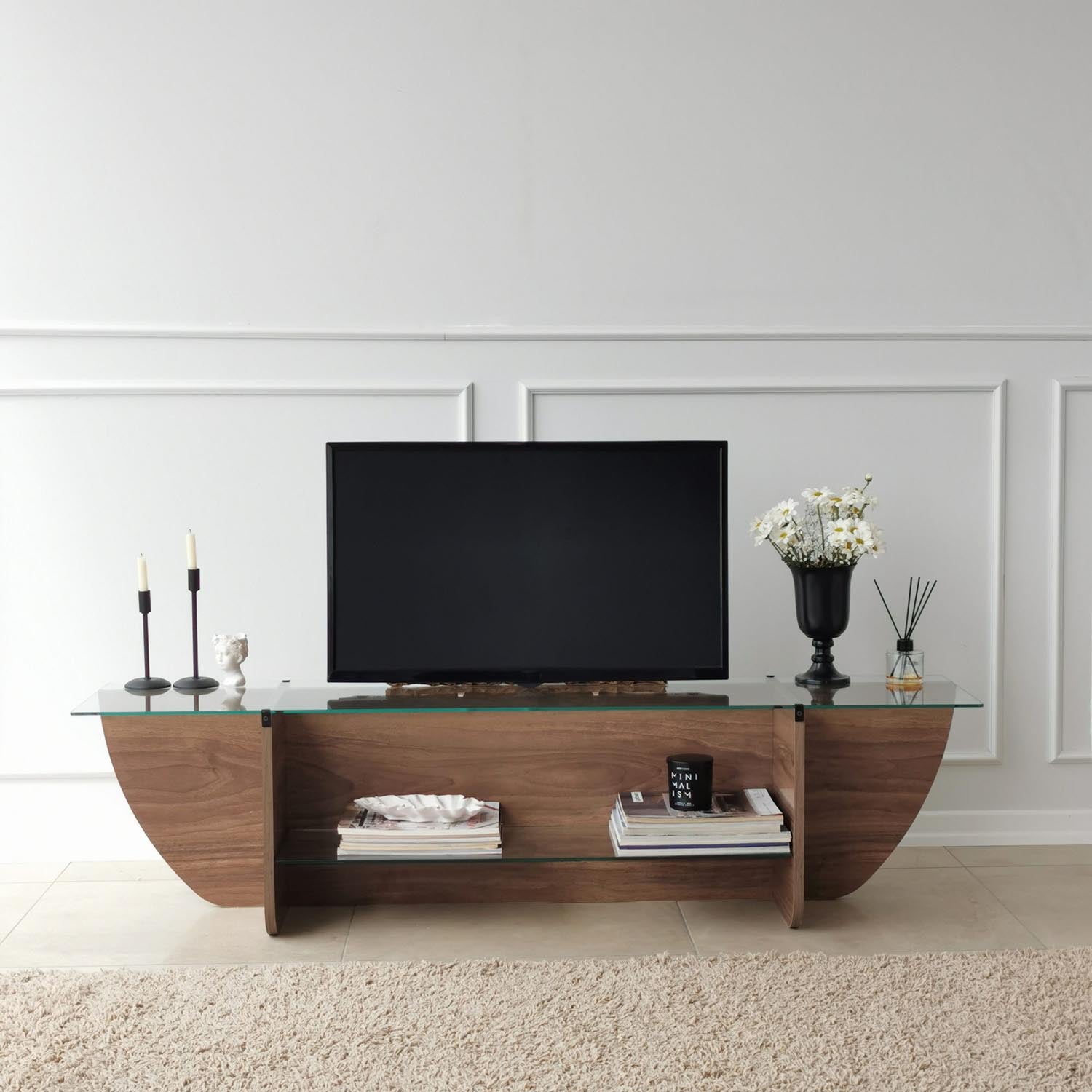 Gestalten Sie Ihr Wohnzimmer mit dem eleganten Lily TV Sideboard in Walnuss von Hanah Home. Funktionalität und skandinavisches Design vereinen sich perfekt.
