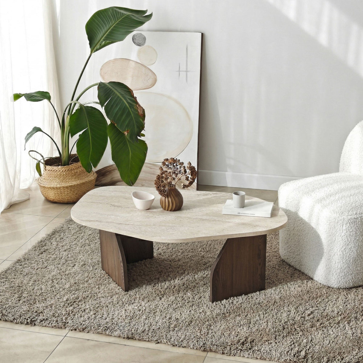 Foto des Rock Couchtisches von Hanah Home mit Platte in Travertin- und Nussbaum-Optik, rechteckige Form, niedrige Bauweise.