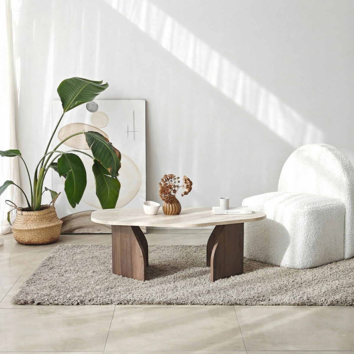 Foto des Rock Couchtisches von Hanah Home mit Platte in Travertin- und Nussbaum-Optik, rechteckige Form, niedrige Bauweise.