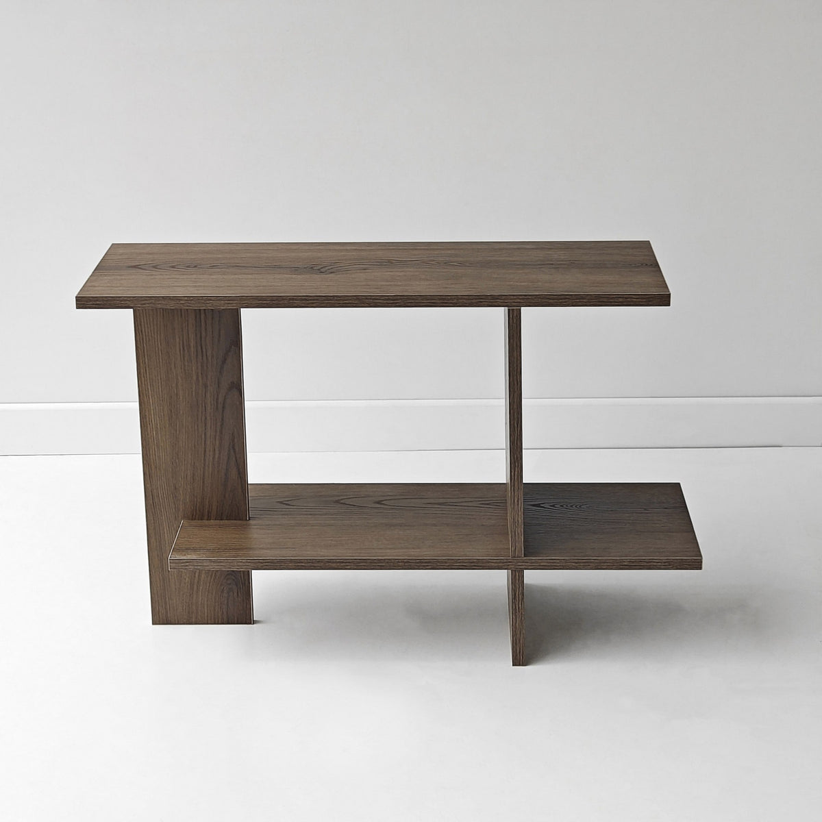Beistelltisch aus 100% Melaminspanplatte in Nussbaum-Optik mit Tischplatte und unterem Regal, Masse 80 x 30 x 55 cm.