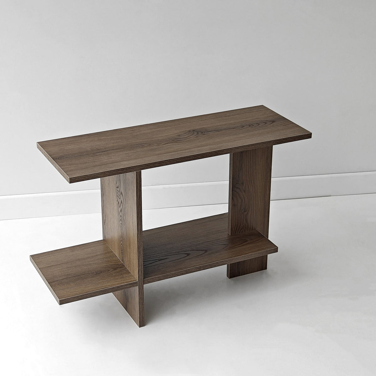 Beistelltisch aus 100% Melaminspanplatte in Nussbaum-Optik mit Tischplatte und unterem Regal, Masse 80 x 30 x 55 cm.