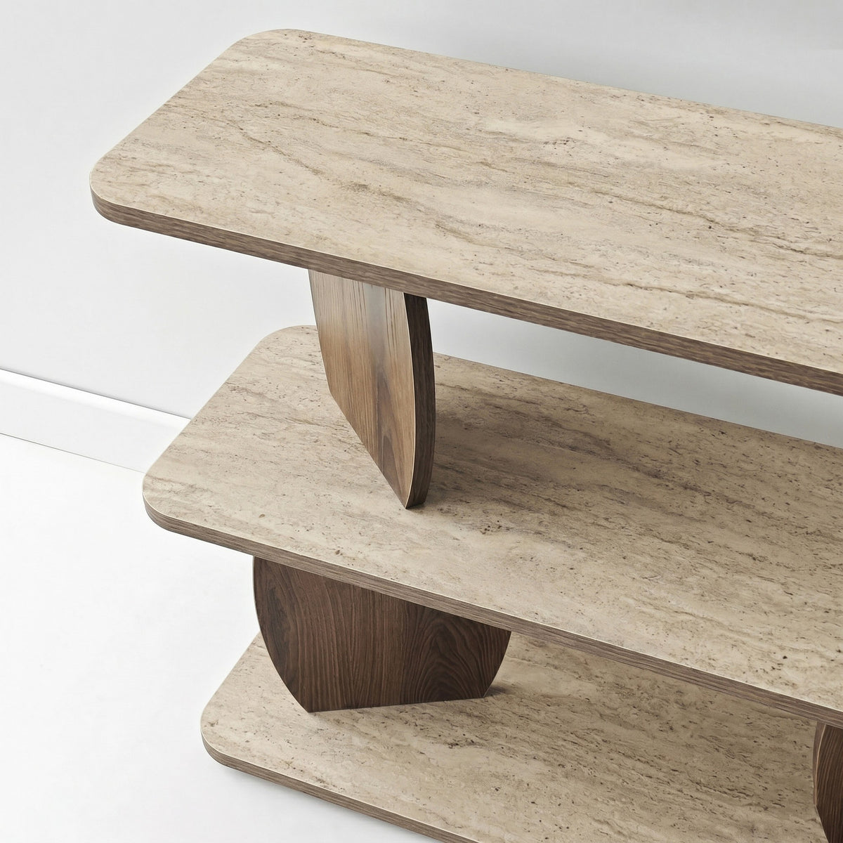 Beistelltisch mit Tischplatte in Travertin-Optik und Gestell in Walnuss-Optik, rechteckige Form, Masse 90 x 30 x 70 cm.