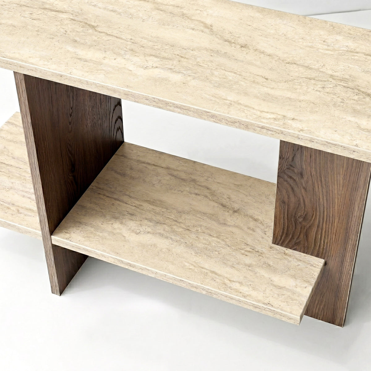 Beistelltisch mit rechteckiger Platte in Travertin-Optik und Nussbaum-Gestell, Melamin-Spanplatte, Masse 80 x 30 x 55 cm.